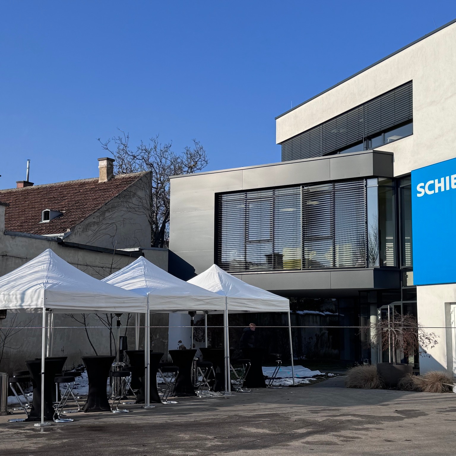 SCHIEBEL Excellence Event – starke Partnerschaft & Innovation!
Wir freuen uns sehr, das SCHIEBEL Excellence Event gemeinsam mit den Eigentümern von SCHIEBEL Antriebstechnik GmbH erfolgreich umgesetzt zu haben.
SCHIEBEL ist ein international führendes Unternehmen aus Wien, das seit über 60 Jahren hochwertige elektrische Stellantriebe entwickelt und produziert – von rotierenden und linearen Antrieben bis hin zu sicherheitskritischen Lösungen für globale Industrieanwendungen. Alle Produkte werden am Firmensitz in Wien entwickelt und gefertigt, was höchste Qualität und Sicherheit gewährleistet. (schiebel-actuators.com).
Besonders beeindruckt hat uns der Fokus auf Innovation, Kund:innenorientierung und technische Exzellenz, der sich auch in der Veranstaltung widerspiegelte:
✔️ Neukunde mit großem Vertrauen
✔️ Gemeinsame Planung & technische Umsetzung auf höchstem Niveau
✔️ Perfekte Synergie zwischen Eventteam, Eigentümer:Innen, Catering und Slackline-Künstler
Danke an Barbara Taussig-Schiebel und Klaus Schiebel für das entgegengebrachte Vertrauen – wir freuen uns auf die bevorstehenden gemeinsamen Herausforderungen und Erfolge!
www.4U-entertainment.at | Events | Music | Entertainment
Photocredit: 4U entertainment