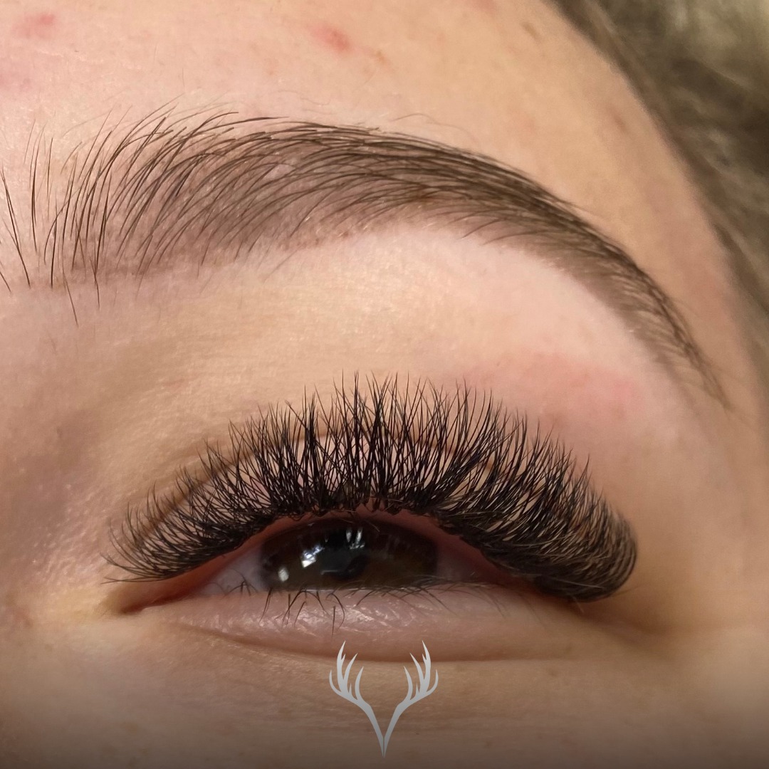 ✨ Warum „Cat Eye“ nicht für jedes Auge die richtige Wimpernform ist ✨
Das Cat Eye gehört zu den meistgewünschten Formen bei der Wimpernverlängerung –
aber: beliebt heißt nicht automatisch passend.
👁 Was Cat Eye macht:
Die längsten Wimpern sitzen am äußeren Augenwinkel.
Das kann wunderschön wirken – wenn die Augenform dafür geeignet ist.
⚠️ Wann Cat Eye problematisch sein kann:
– bei nach unten fallenden Augenwinkeln
– bei sehr flachen Augen
– bei weit auseinanderstehenden Augen
– wenn das Auge dadurch „gezogen“ oder müde wirkt
In diesen Fällen kann Cat Eye das Auge optisch nach unten ziehen oder die natürliche Harmonie stören.
✨ Unsere Philosophie:
Wir arbeiten augenformgerecht, nicht nach Trend.
Je nach Augenform, Lidöffnung und Wimpernbestand sind oft andere Stylings schöner:
– Natural Eye
– Open Eye
– Squirrel
– Cateye
💡 Das perfekte Wimpernset entsteht nicht durch einen Namen,
sondern durch Analyse, Erfahrung und Individualität.
📍 Wimpernverlängerung in Baden – individuell statt Trend
📞 Termine bitte telefonisch oder über unser Online-Buchungstool
Beauty Bar Baden
#catwimpern #wimpernverlängerungbaden #lashstyling #augenformanalyse #individuallashes #beautybarbaden #lashartistbaden #wimpernberatung #naturallashes #lashmapping