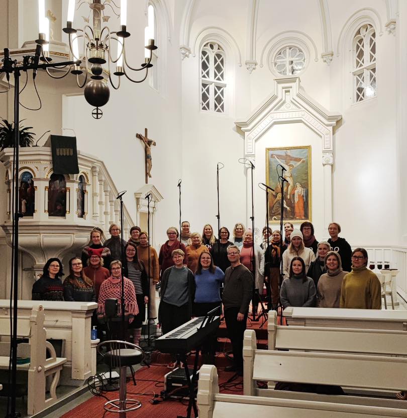 Viime viikonloppuna KĂ€rkölĂ€n kirkossa soi joulumusiikkiâŠđ
TÀllÀ kertaa ei kuitenkaan konsertoitu, vaan levytimme neljÀntoista kappaleen verran musiikkia tulevalle Joulun lintu -albumille.
PĂ€ivĂ€t olivat pitkiĂ€ ja tekeminen tarkkaa. Lopputulos on varmasti sen arvoinen! JĂ€lleen hienon yhteisen kokemuksen ÀÀrellĂ€ ja paras on vielĂ€ edessĂ€.đčđ§âșïž
TÀhÀn rupeamaan emme olisi kuitenkaan pystyneet aivan itseksemme. Suuret kiitokset koko työryhmÀlle: taiteellinen tuottaja Julia Lainema, ÀÀnittÀjÀ Mats Lillhannus sekÀ tietenkin kuoron taiteellinen johtaja @sabrinaljungbergmusic . Levyn tuotantoa tukee SKR:n PÀijÀt-HÀmeen rahasto.
Joulun lintu-albumi ilmestyy loppuvuodesta.â€ïž
#joulunlintu #filianna #kuorolaulu #levytystÀ