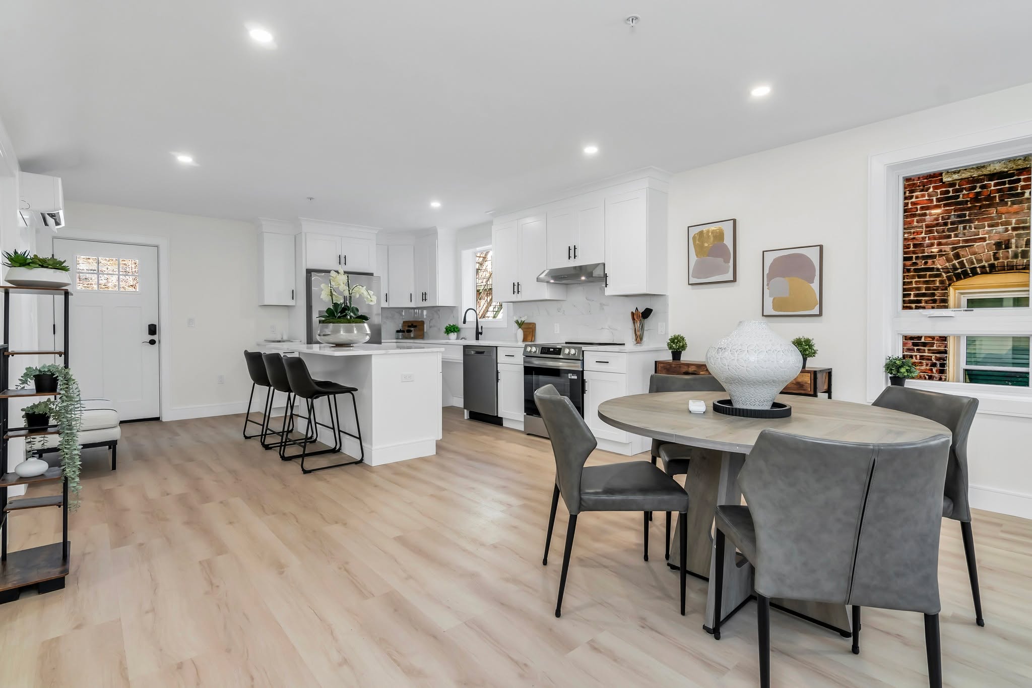 Bright, spacious, and ready for you! White shaker cabinets, new stainless steel appliances, and a large island flow into the dining area. We ensure that every key feature, such as this open layout, is perfectly captured to impress buyers.
.
.
.
.
.
.
.
#RealEstateMarketing #LuxuryKitchen #ListingAgent #realestatephotography #JMRealEstatePhoto