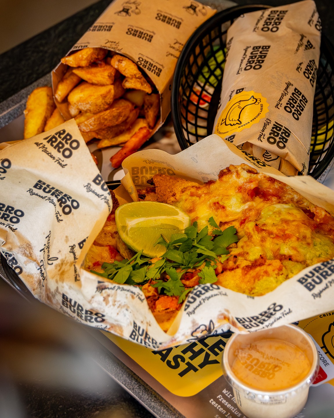 Loaded Nachos, aber richtig. 🔥🧀
Knusprige Chips, geschmolzener Käse, frische Toppings und Saucen, die keine Kompromisse machen. Teilen? Du weißt, was jetzt zu tun ist. 🤤
#loadednachos #nachosliebe #streetfoodvibes #foodcravings #burroburro