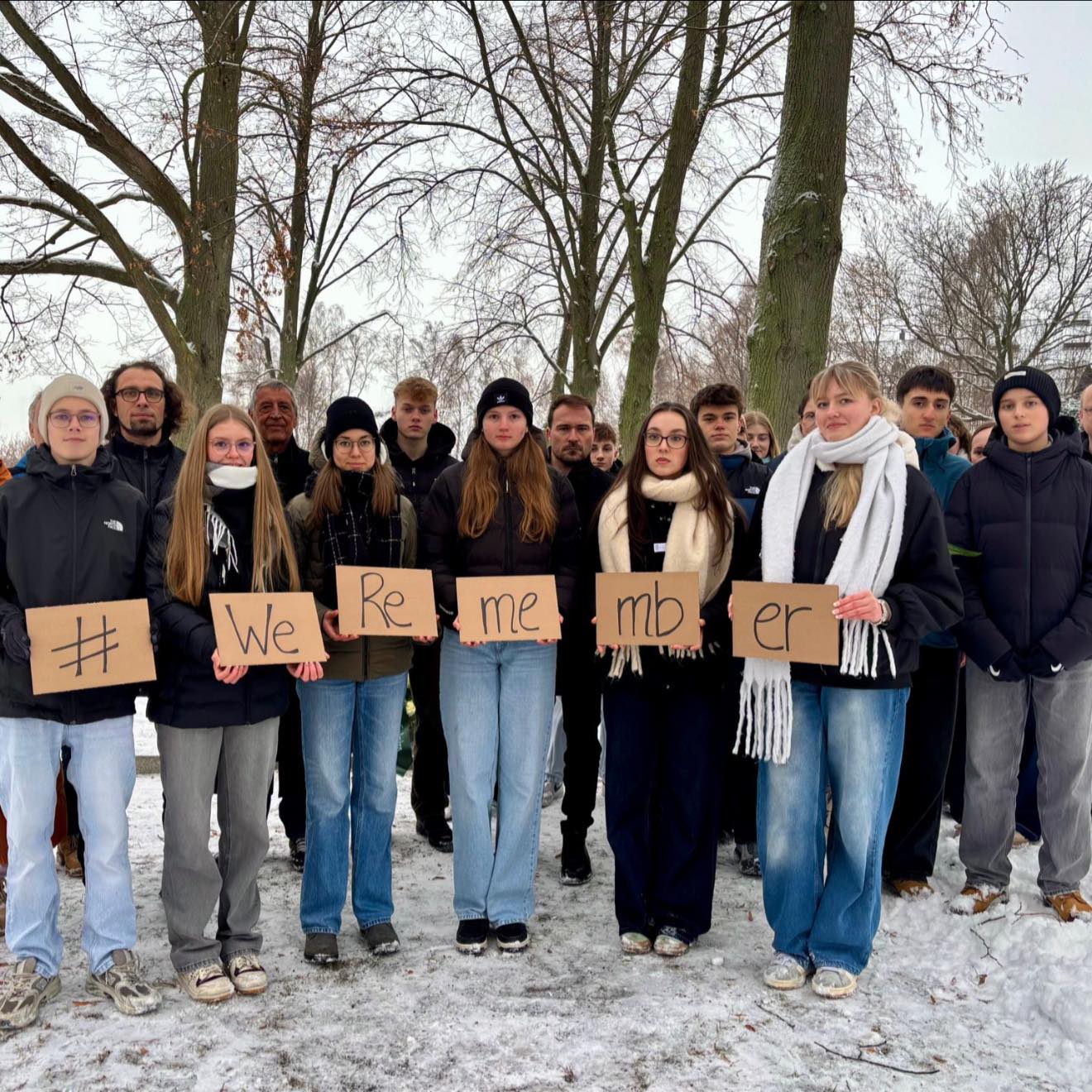 Der 27. Januar ist ein Tag des Innehaltens – der 81. Jahrestag der Befreiung des Konzentrationslagers Auschwitz-Birkenau, der uns mahnt und zugleich verpflichtet, an dem wir der Millionen Opfer des Holocaust gedenken.
Gemeinsam mit Schülerinnen und Schülern der 10 Klasse unseres Geschwister-Scholl-Gymnasiums haben wir eine würdige Gedenkveranstaltung gestaltet – um innezuhalten. Und um jenen Stimmen Raum zu geben, die durch Gewalt, Hass und Ausgrenzung zum Schweigen gebracht wurden.
Das Erinnern an sie ist schmerzhaft. Aber es ist notwendig. Denn Erinnerung ist nicht nur Rückblick, sondern Verantwortung.
„Was war, können wir nicht mehr ändern. Aber es darf nie wieder geschehen.“ – Margot Friedländer