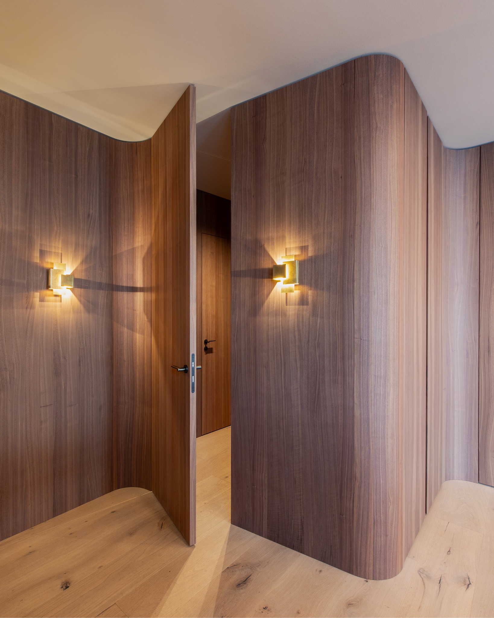 Garderobe de luxe. Direkt im Eingangsbereich befindet sich hinter einer flächenbündig in die Wandverkleidung eingelassene Zimmertür eine durchdacht geplante und somit gut nutzbare Garderobe für Mitarbeiter und Besucher.
#garderobe #garderobendesign #rauminraum #officedesign #holzhochzwei