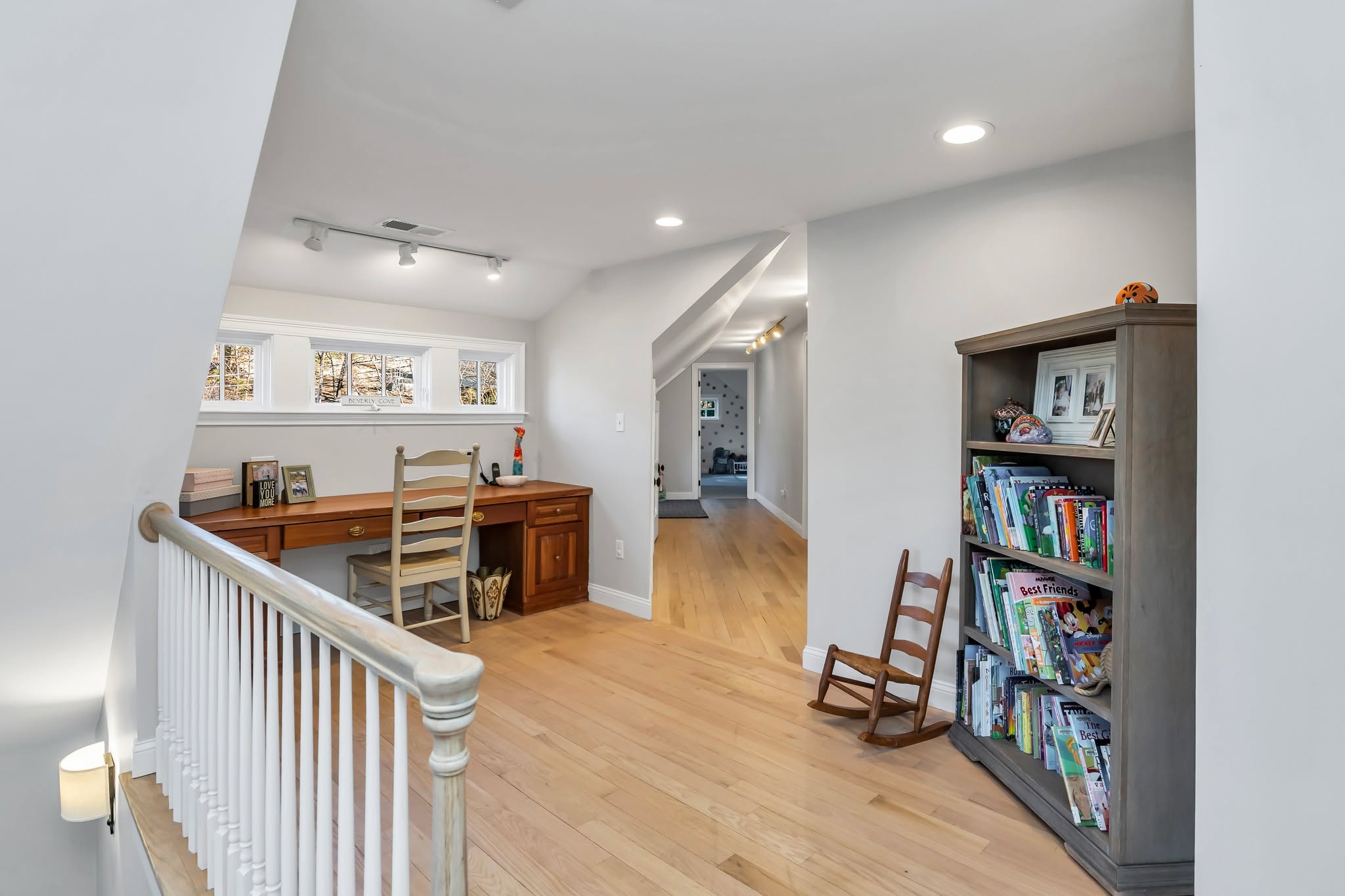 Lifestyle sells, and this corner proves it.๐ชA comfy seat, warm wood desk, organized shelves, and natural light create instant buyer emotion. Sharp, bright photos help agents showcase versatility and boost interest fast.
.
.
.
.
.
.
.
.
.
#RealEstateAgents #RealEstatePhotography #homeofficedecor