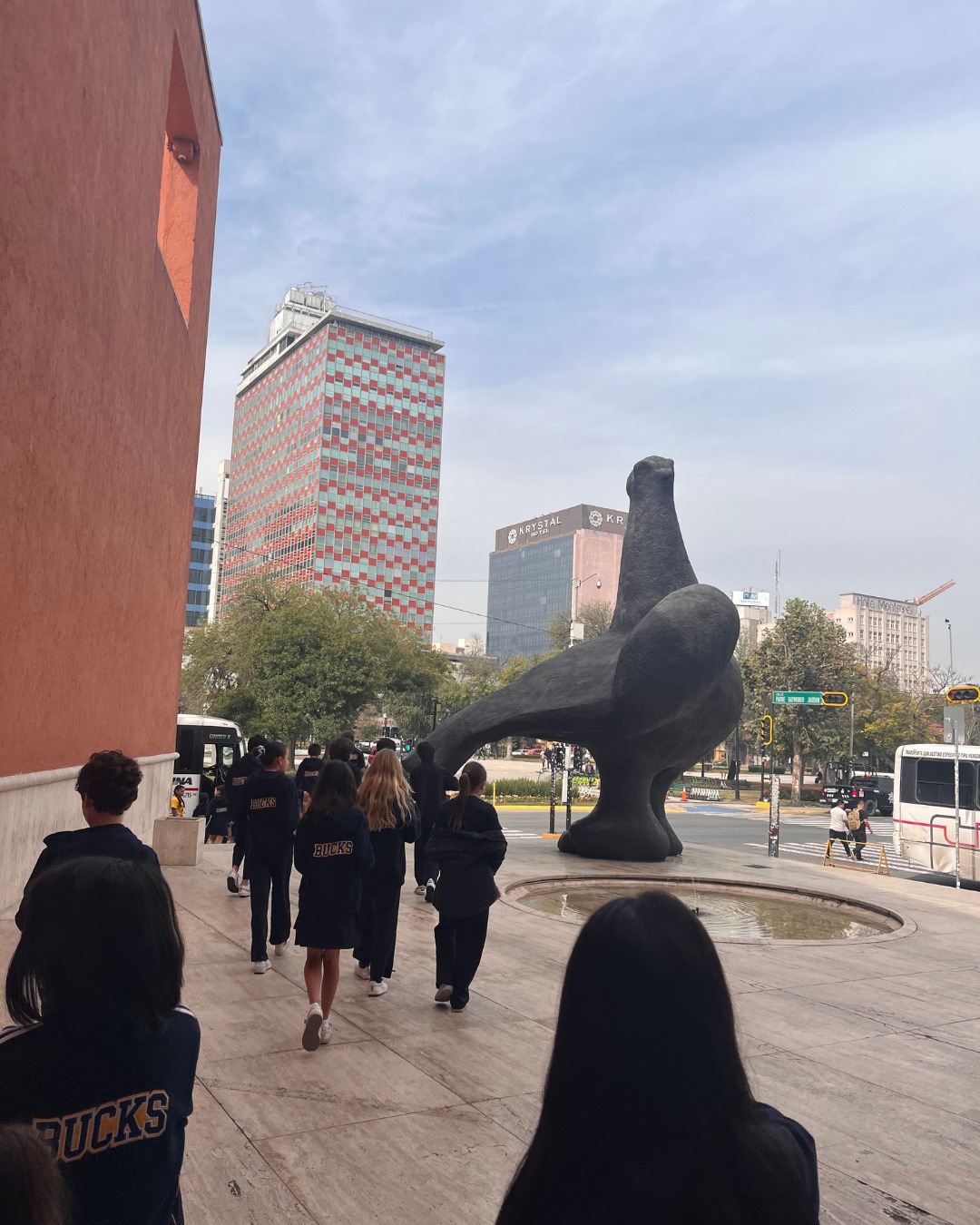 Our 5th graders visited Museo MARCO as part of their PBL “Sustainability.” During the visit, students explored the exhibit Entre Verde y Agua by Gerda Gruber and dug into how art can spark conversations about the world we live in. 🌿🖼 #WeAreISR
