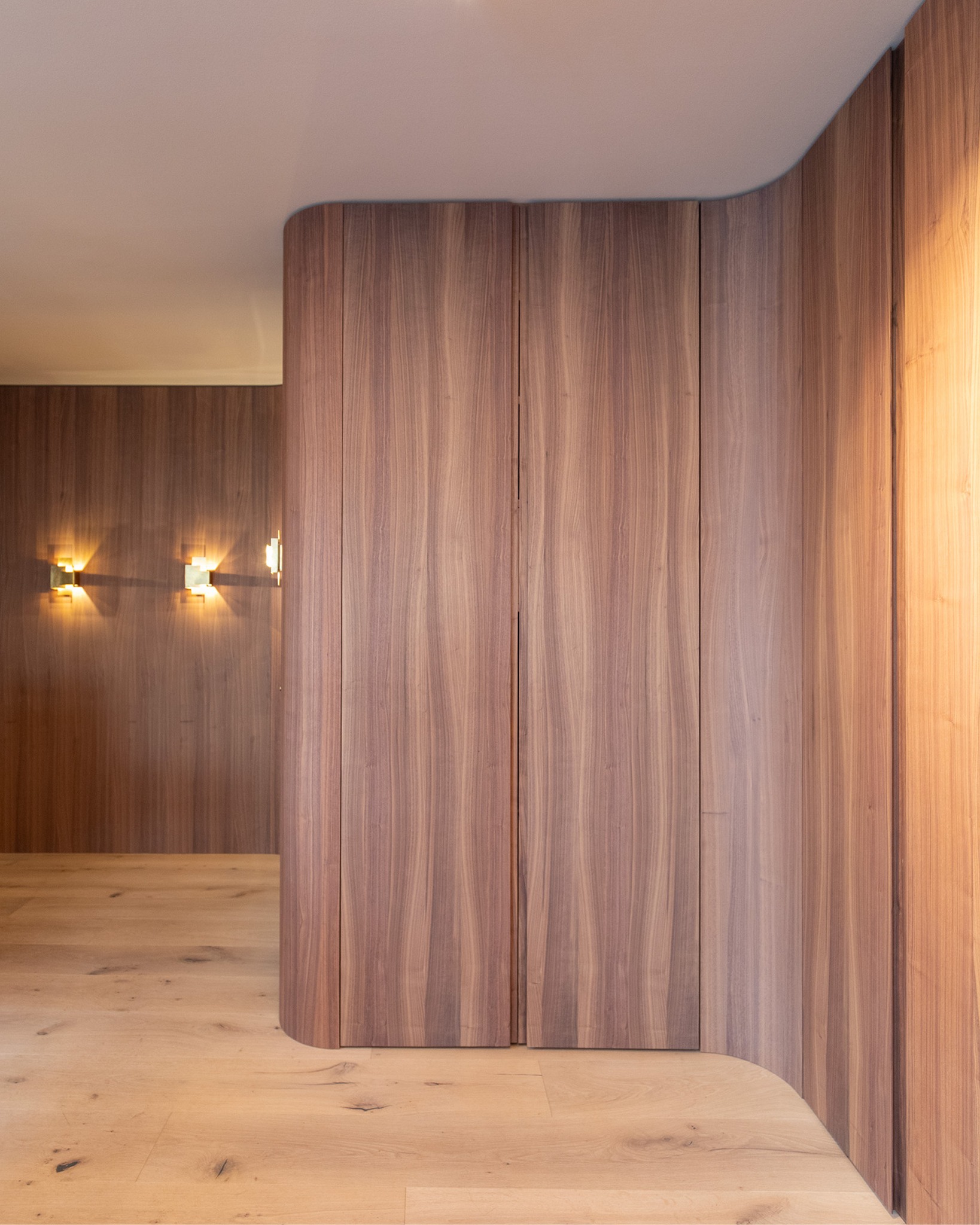 In einem historischen Hamburger Altbau verbindet diese exklusive Büroeinrichtung klassische Eleganz mit hohem Nutzwert. Maßgefertigte Einbauten aus MDF, lackiert nach Little Greene und kombiniert mit amerikanischem Nussbaum. Die sanft abgerundeten Holzformen sorgen für ein harmonisches, hochwertiges Raumbild.
Besonders ästhetisch und planerisch anspruchsvoll sind die Pocket-Türen (Drehschiebetüren), die sich vollständig vertikal in den Korpus einschieben lassen. So können Geräte wie Drucker und Kopierer komfortabel genutzt werden, ohne den Raum optisch zu beeinträchtigen.
#bueroeinrichtung #officedesign #einbauschrank #innenausbau #holzhochzwei