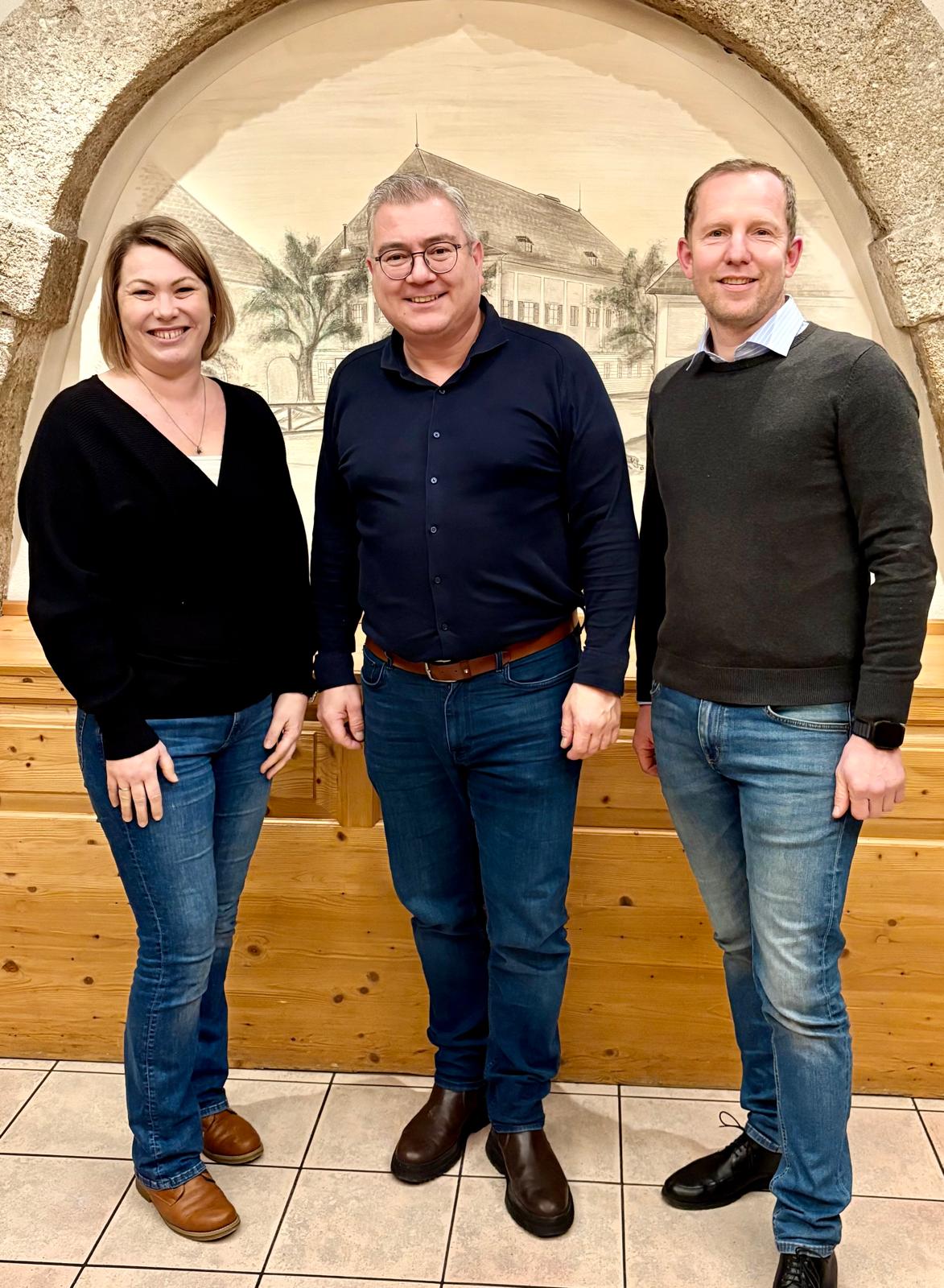 ÖVP Kirchham stellt personelle Weichen
Die erweiterte Parteileitung der ÖVP Kirchham hat einstimmig wichtige Entscheidungen getroffen und das Team rund um Bürgermeister Ingo Dörflinger weiter gestärkt.
👉 Mag. Christian Brunner (44) wurde als künftiger Vizebürgermeister nominiert.
👉 Nadine Radner (42) übernimmt künftig die Funktion der Fraktionsobfrau.
🙏 Ein großes Danke an Gabi Medl, die ihre Funktion als Vizebürgermeisterin aus familiären Gründen zurücklegt, der ÖVP aber weiterhin als Mitglied des Gemeindevorstandes und Obfrau des Kultur- und Sportausschusses erhalten bleibt.
🙏 Ebenso Danke an Klaus Bammer, der die Fraktionsführung in jüngere Hände legt und weiterhin als Gemeinderat sowie Obmann des Bauausschusses tätig bleibt.
💬 Bürgermeister Ingo Dörflinger:
„Erfahrung und neue Verantwortung greifen bei uns gut ineinander. So sind wir für die kommenden Jahre bestens aufgestellt.“
Mit einem starken Team, klaren Rollen und viel Engagement arbeiten wir weiter für Kirchham – heute und mit Blick auf die Zukunft.
#ÖVPKirchham #TeamKirchham #GemeinsamFürKirchham #VerantwortungÜbernehmen #ZukunftGestalten