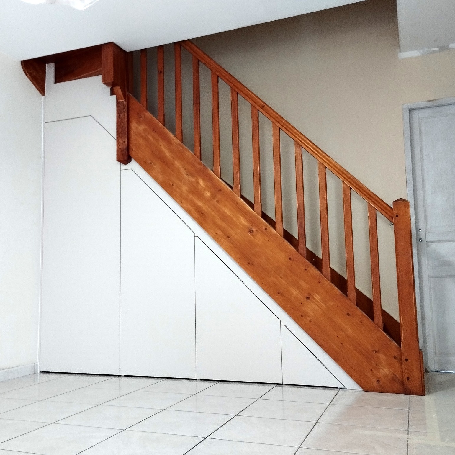 Aménagement sous escalier sur mesure et tout en discrétion, en mélaminé de chez @eggerfrance.
🎨 Choix d’une couleur blanc rosé pour s’intégrer parfaitement avec la future peinture de l’escalier.
#ArtisanatSurMesure #AménagementIntérieur #AgencementSurMesure #IntérieurContemporain