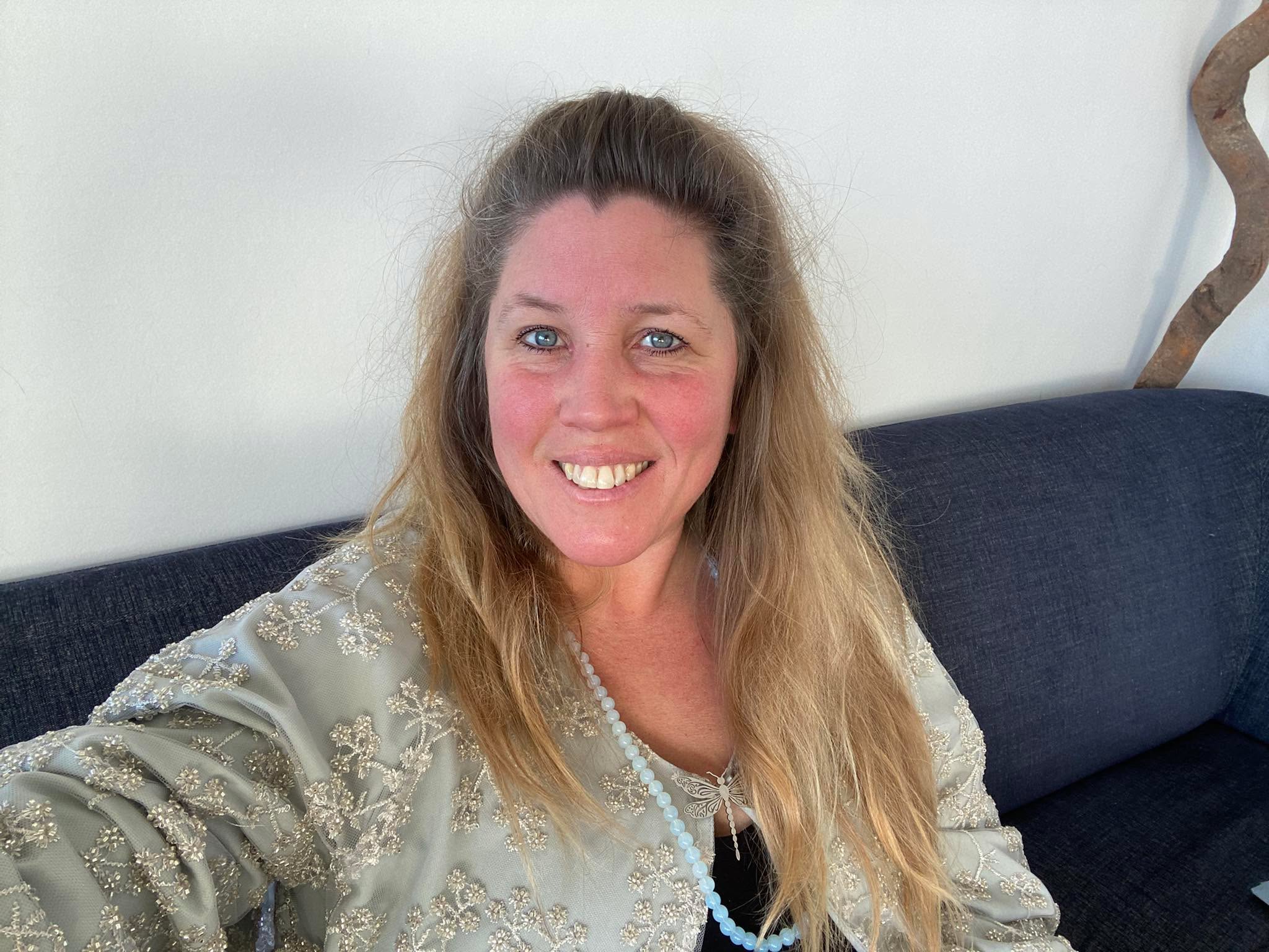 EXPRESSIE IN HET NU
Wat ik faciliteer, is geen techniek en geen methode, maar een staat van zijn.
In mijn werk nodig ik mensen uit om expressie te geven aan zichzelf in het nu —
via klank, stem, beweging en stilte.
Niet om iets te bereiken, maar om te voelen wat er al is.
Wanneer we klank laten ontstaan in het moment,
wanneer beweging mag komen zonder plan,
wanneer de stem niet hoeft te voldoen maar mag bewegen zoals ze wil,
ontstaat er ruimte.
Ruimte in het lichaam.
Ruimte in het zenuwstelsel.
Ruimte in het leven.
De stem is hierin een krachtige metafoor:
zij laat zien hoe iemand zichzelf toestaat,
hoeveel ruimte iemand inneemt,
hoe vrij of ingehouden iemand zich beweegt in het bestaan.
Door mensen uit te nodigen nieuwe vormen van expressie te verkennen,
ontstaan nieuwe paden — in het brein, in het lichaam, in de ervaring.
Niet door uitleg, maar door belichaming.
In deze ruimte verzacht angst.
Kramp ontspant.
En wat tevoorschijn komt, is vaak zachtheid, levendigheid en warmte.
Ik werk met een afwisseling van expressie en rust,
van klank en stilte,
van binnen zijn en buiten zijn in de natuur.
Alles draagt bij aan een bedding waarin mensen zichzelf mogen ontmoeten
zonder zichzelf te hoeven verbeteren. Ik zal enkel uitnodigen en inspireren met klank en muziek.
Tijdens mijn workshop dagen en trajecten oefent iemand niet iets nieuws worden,
maar zichzelf zijn.
En dat werkt door —
in relaties, in het dagelijks leven, in hoe iemand aanwezig is in de wereld.