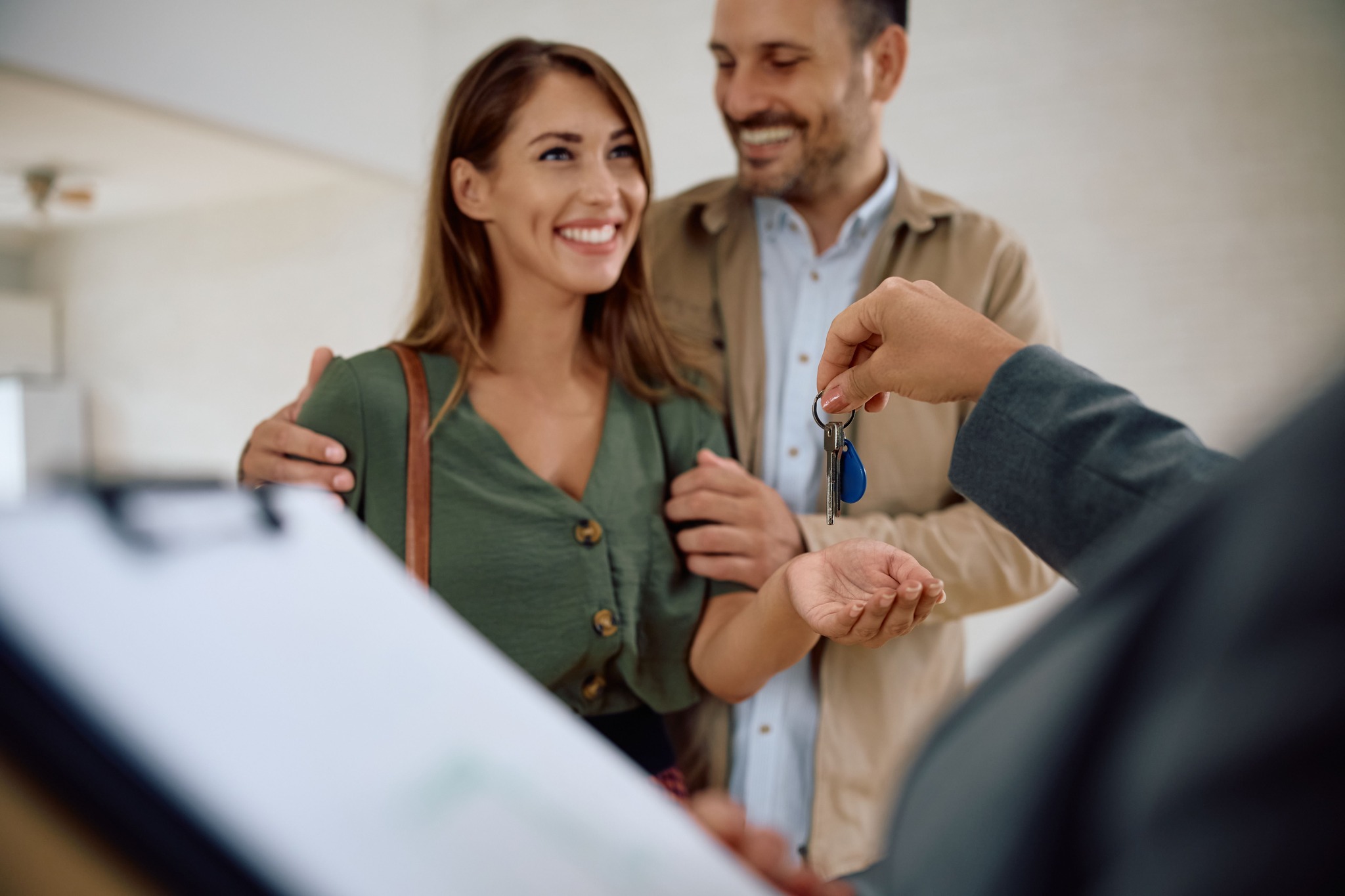 Wir suchen Verstärkung – Werde Teil unseres Teams! 💼🤝
Du hast Interesse an der Immobilienbranche 🏡 und möchtest in einem motivierten Team arbeiten? Dann bist du bei uns genau richtig! 🌟
Als ImmobilienmaklerIn bei uns übernimmst du eine zentrale Rolle in der Vermietung von Immobilien. Du bist die wichtigste Verbindung zwischen VermieterInnen, InteressentInnen und MieterInnen – von der ersten Anfrage bis zur Schlüsselübergabe 🔑.
Begeisterung, Engagement und Lernbereitschaft sind uns sehr wichtig - eine Ausbildung und Erfahrung in der Immobilienbranche sind von Vorteil, aber kein Muss!
Was du bei uns findest:
✔️ Ein kollegiales, engagiertes Team 🤗
✔️ Raum für deine Ideen und Mitgestaltung 💡
✔️ Kontinuierliche Weiterentwicklungsmöglichkeiten 📚
Bist du bereit, mit uns durchzustarten? Dann melde dich bei Nico Troy – telefonisch oder per E-Mail, ganz wie du dich am wohlsten fühlst:
📞 +43 664 8247126 📧 nico.troy@bb-immobilien.at
Wir freuen uns auf deine Bewerbung!
Weitere Details & Infos zur Stelle findest du auch auf unserer Website: https://www.bb-immobilien.at/
#Immobilienjobs #ImmoKarriere #KarriereVorarlberg #Immobilienmakler #JobAngebot #BodenseeJobs #Vermietung #Teamwork #Vorarlberg #Bodenseeregion #JobsVorarlberg #JobInVorarlberg #ImmobilienVorarlberg
