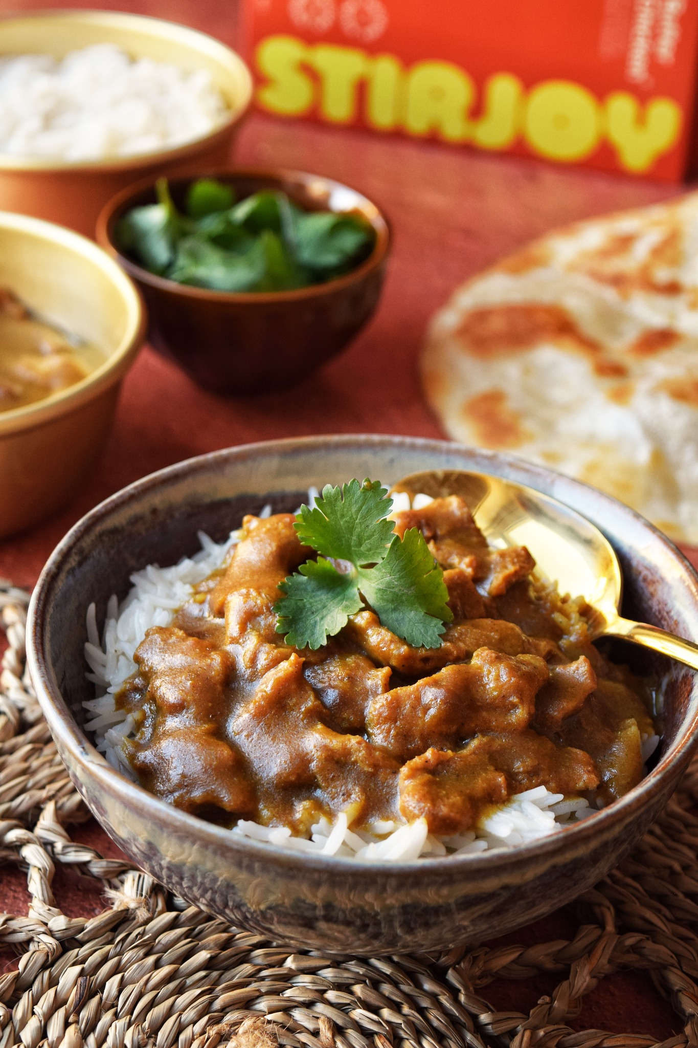 🍛 Test du jour : Stirjoy @stirjoy.ca Un repas garde-manger prêt-à-cuisiner : tu ajoutes l’eau, tu laisses mijoter, et c’est réglé.
Mon préféré : le “poulet au beurre” (PVT + riz basmati), avec sa sauce onctueuse et sa texture vraiment satisfaisante.
Ma twist Tortilla libre : tortilla poêlée façon paratha minute 🫓🔥
Produit offert par @stirjoy.ca
👉 lien en bio
#umami #végétalien #cuisinesolo
