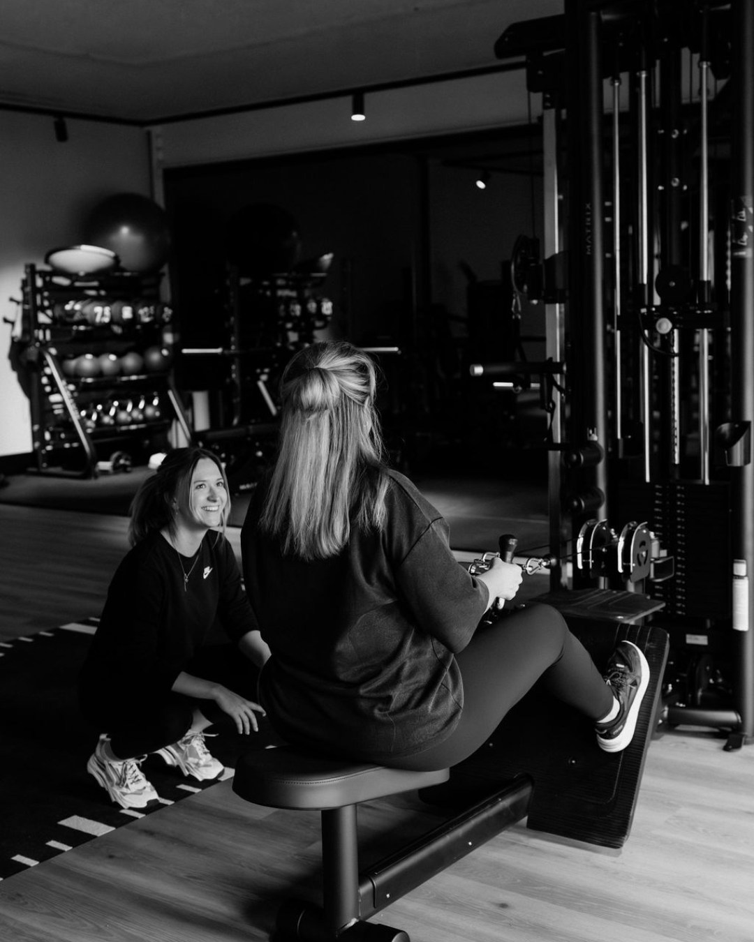 Veel mensen denken bij vetverbranding meteen aan zo hard mogelijk trainen. Meer zweten, meer calorieën, sneller resultaat. Maar je lichaam werkt net iets slimmer dan dat.
Vetverbranding draait niet alleen om hoe intensief je traint. Er spelen meerdere factoren mee die minstens zo belangrijk zijn, hieronder op een rijtje:
🏋️ Krachttraining is key
Meer spiermassa betekent dat je lichaam ook in rust meer energie verbruikt. Je hoeft dus niet elke training kapot te gaan om resultaat te zien.
🚶 Bewegen buiten de sportschool telt óók
Wandelen, fietsen, traplopen, dit soort beweging ondersteunt je vetverbranding zonder extra stress voor je lijf.
😴 Herstel bepaalt je resultaat
Train je te vaak of te intens zonder voldoende rust, dan kan je lichaam juist vet vasthouden. Rust is geen zwakte, maar onderdeel van progressie.
🥗 Voeding ondersteunt je training
Te weinig eten remt je vetverbranding. Je lichaam heeft brandstof nodig om goed te functioneren en te herstellen.
Dus.. vetverbranding werkt het beste als je lichaam zich veilig en ondersteund voelt, niet opgejaagd.