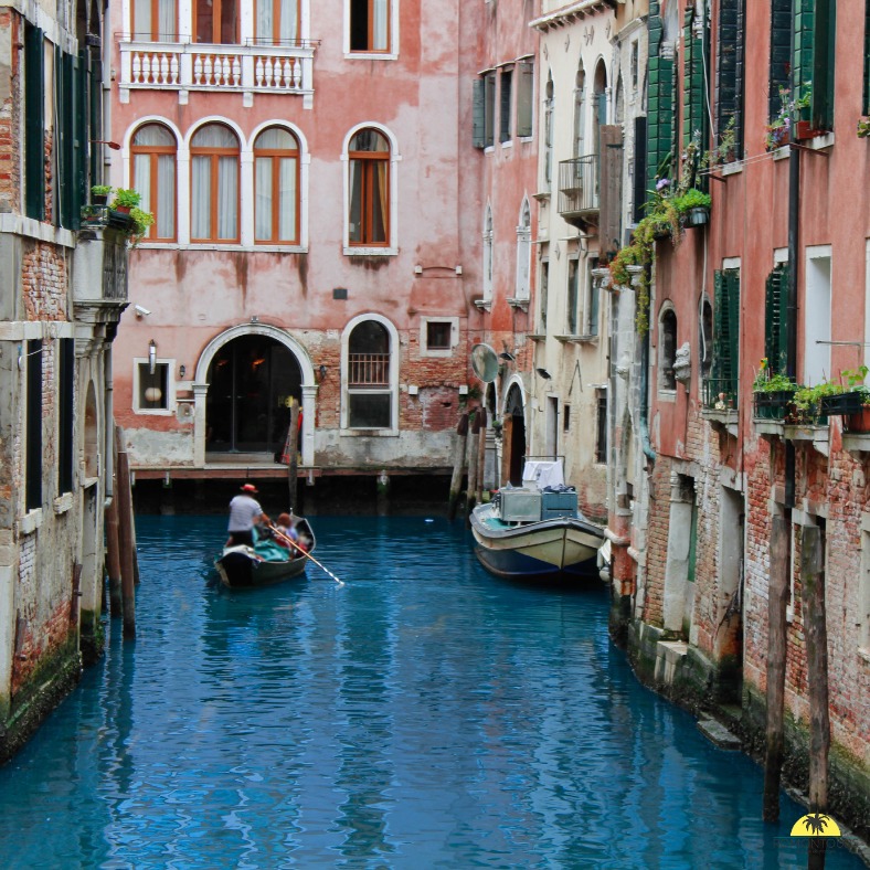 𝐕𝐞𝐧𝐢𝐬𝐞, 𝐛𝐢𝐞𝐧 𝐩𝐥𝐮𝐬 𝐪𝐮’𝐮𝐧𝐞 𝐜𝐚𝐫𝐭𝐞 𝐩𝐨𝐬𝐭𝐚𝐥𝐞
Laisse-toi porter par l’atmosphère unique de Venise, entre canaux, palais et ruelles pleines de charme. Flâne sur la place Saint-Marc, traverse les ponts mythiques, explore les quartiers plus secrets et profite d’une balade en vaporetto pour admirer la ville depuis l’eau.
Dans la région, prolonge l’expérience avec une excursion vers les îles de la lagune comme Murano, Burano et Torcello, réputées pour leur artisanat, leurs maisons colorées et leur tranquillité. Tu peux aussi découvrir la Vénétie autrement, entre vignobles du Prosecco, villes élégantes comme Vérone ou balades à vélo le long des canaux.
Info insolite : Venise compte plus de 400 ponts, mais aucun ne traverse un canal en ligne droite — chaque passage réserve une nouvelle perspective.
#Venise #Italie #CityTrip #LaguneDeVenise #VoyageSurMesure #EscapadeRomantique #DécouverteItalienne #romontregion