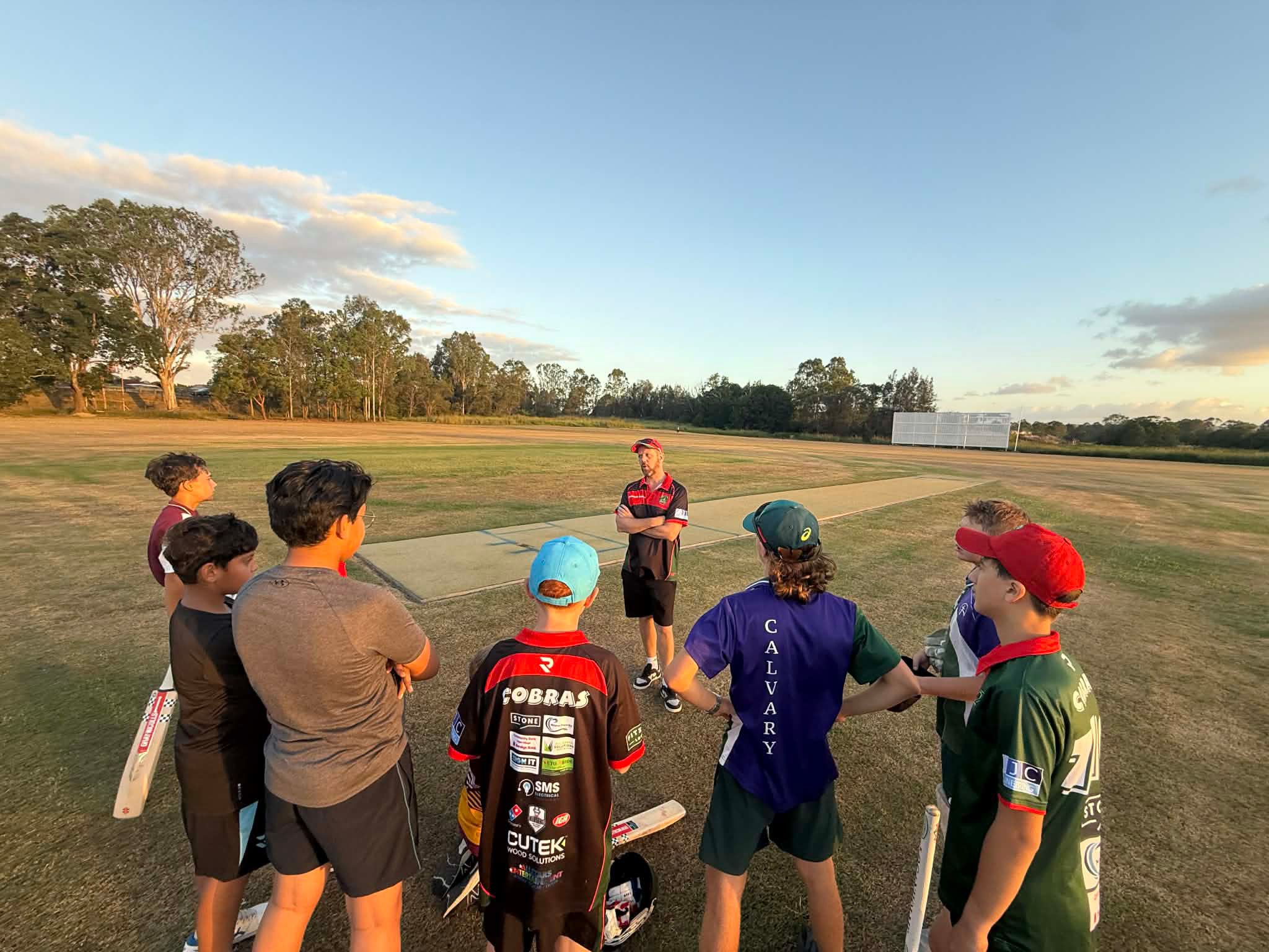 🏏🏏🏏 Junior cricket starts again this weekend!
Our 2A boys had their final hit out this afternoon before their Sunday clash against Northsiders this weekend, blowing out the cobwebs with some on-field live game situation training.
Don't forget to head down to Tansey Park tomorrow evening to watch the Div 3 Cobra Vengeance boys take on Yarrabilba under lights on @stonerealestatelogan Oval from 5pm!
Good luck this weekend junior Cobras, do us proud 🐍