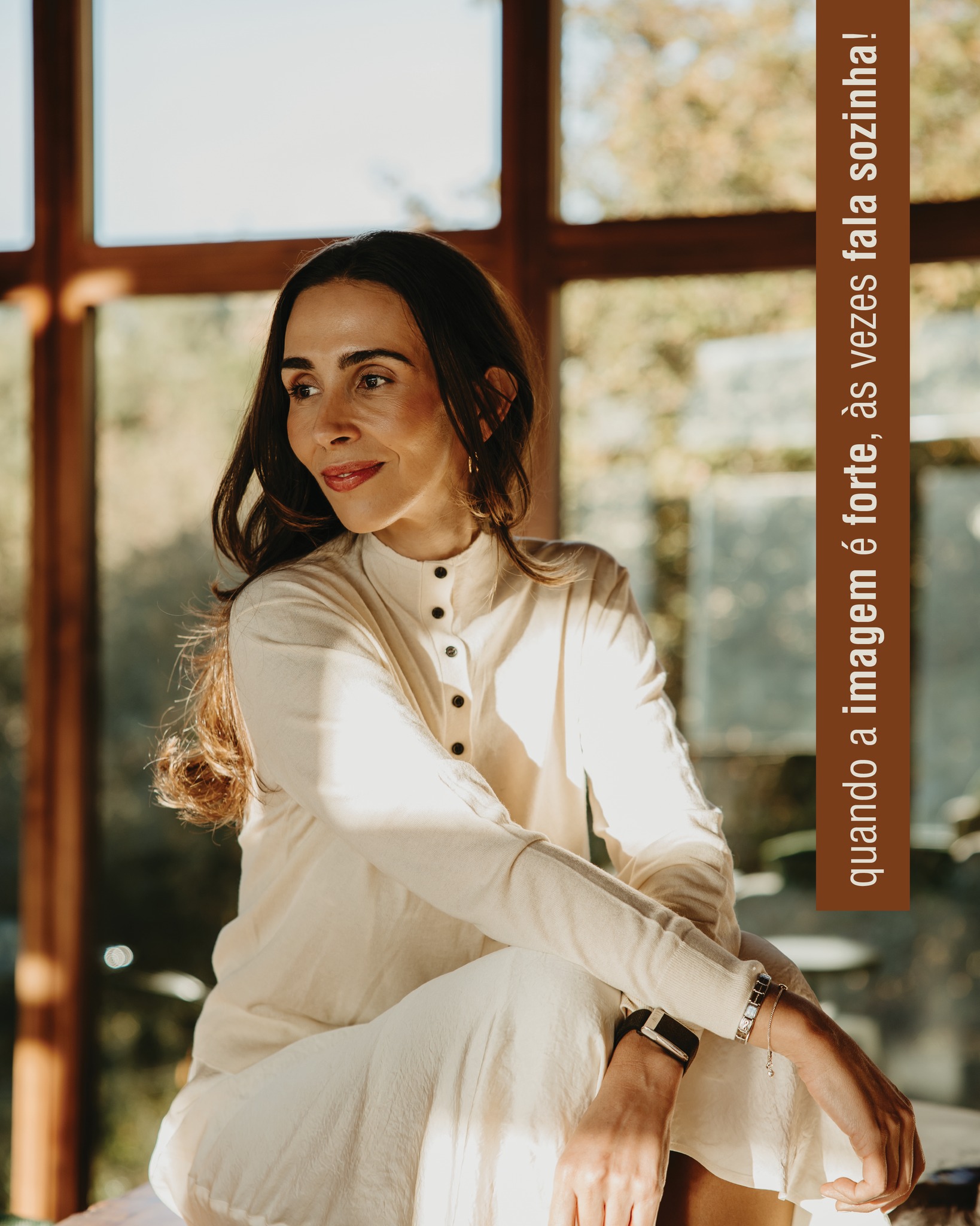 quando deixamos de tentar caber em caixas,
começamos finalmente a ocupar o nosso lugar.
a imagem de marca não é sobre parecer algo.
é sobre ser inteiro.
levar para o trabalho quem somos fora dele.
a sensibilidade. a força. as contradições.
o pessoal e o profissional não se separam, conversam.
e quando essa conversa é honesta,
a imagem deixa de precisar de explicação.
(se isto te fez parar, já está a funcionar.)