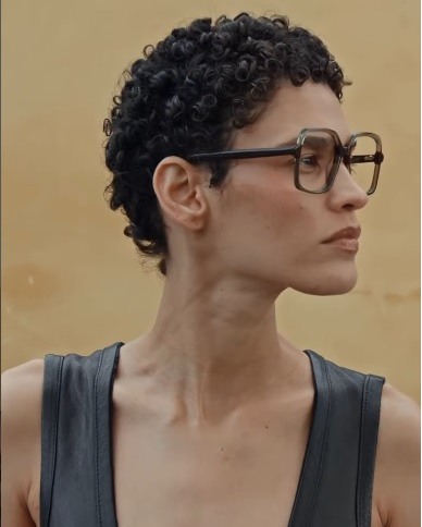 ✨ Diseño que habla por ti ✨
Las gafas de GIGI Studios combinan estilo, personalidad y un diseño que no pasa desapercibido 👓💫
Porque ver bien es importante… pero verte bien lo es aún más.
Descúbrelas en Óptica Santos Benicarló y encuentra el modelo que encaja contigo 🤍
📩 Escríbenos por DM o WhatsApp
📍 Te esperamos en tienda
#GIGIStudios #GafasConEstilo #DiseñoContemporáneo #ModaEyewear #GafasDeDiseño
#ÓpticaSantosBenicarló #Benicarló #EstiloPropio #VerYVerseBien #EyewearLovers 👓✨