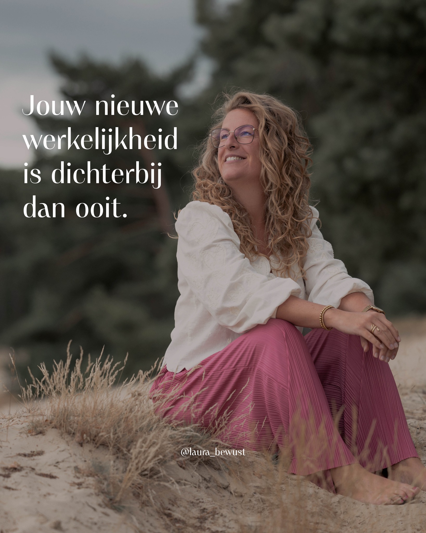 Wie innerlijk werk heeft gedaan, weet: het pad naar licht is zelden alleen maar zacht.
Vaak ontstaat er ruimte, maar ervaar je soms ook confrontatie. Met voelen wat je liever had overgeslagen. Met rouw om wat er niet is geweest. Met het onder ogen zien van patronen, pijn en maskers die je te lang hebt gedragen.
Heling is niet altijd licht, soms is het zwaar, stil en zelfs eenzaam.
Omdat je niet langer wegkijkt, niet meer verdoofd, niet meer aan het overleven bent.
Je bent aanwezig en juist dáár gebeurt het!
Niet omdat het leven ineens perfect is (dat is het nooit), maar omdat je niet langer draagt wat niet van jou is, wat niet meer past en wat jou niet meer dient.
Er ontstaat ruimte om vooruit te kijken. Om weer te durven dromen en mogelijkheden te zien waar eerst mist hing.
En dan ineens is het er: dat moment van helderheid. Van licht. Van “ja, dít ben ik!”.
Zonder zwaarte, zonder terughoudendheid, zonder strijd.
Zacht. Open. Levend!
En wat als dit pas het begin is?
Wat als je vanaf hier mag leven in verwondering, in lichtheid, in liefde en in overvloed?
Niet als een droom, maar als jouw nieuwe werkelijkheid.
Kun je voelen hoe dichtbij dat is?
#innerlijkwerk #zelfheling #lichtheid #bewustzijnsgroei #transformatie