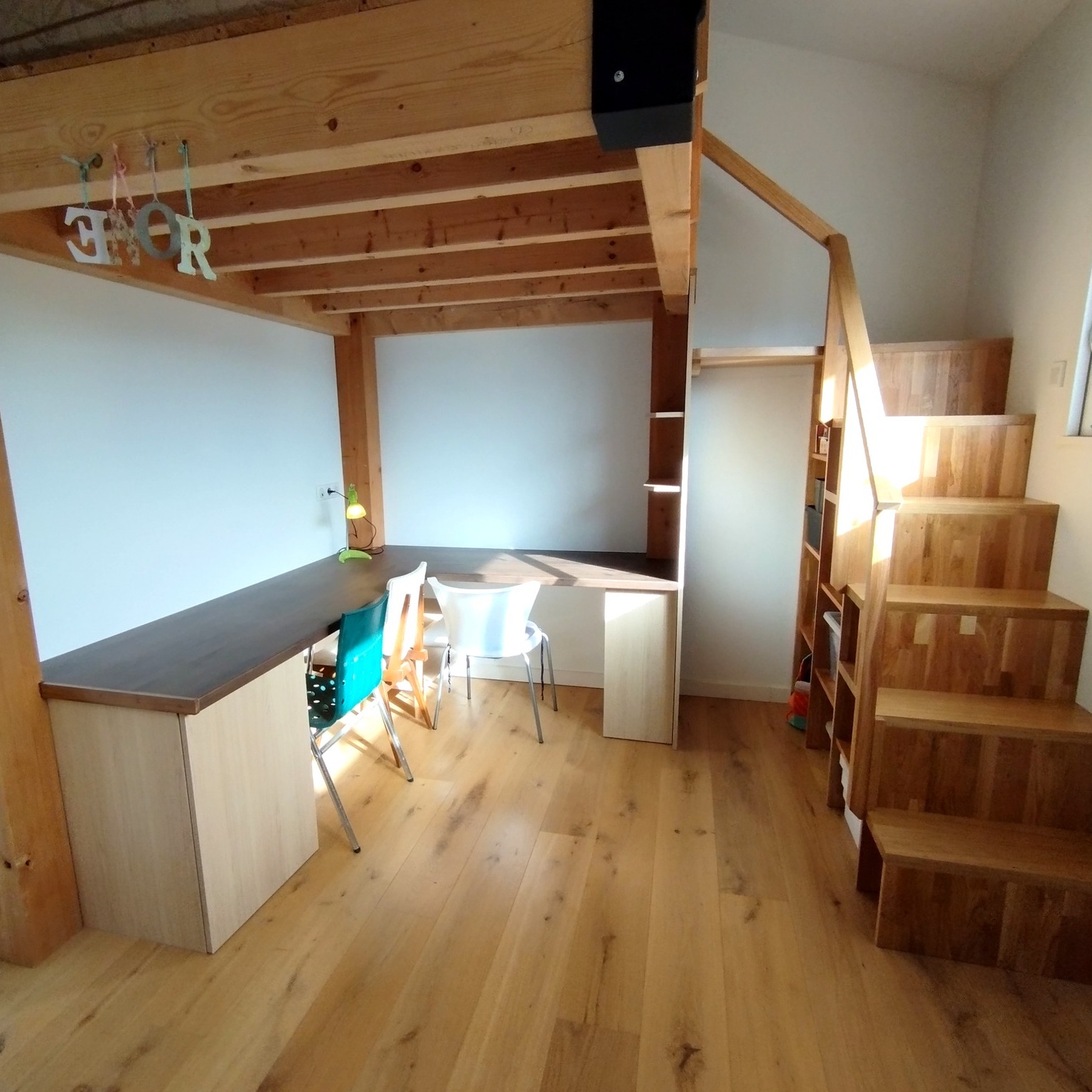Aménagement sur mesure d’une chambre d’enfant : lit mezzanine, bibliothèque-escalier et coin bureau. 📚 Un projet pensé main dans la main avec le client, alliant fonctionnalité, confort et ambiance cosy.
#ChambreEnfants #MenuiserieCréative #BoisMassif #DesignFonctionnel