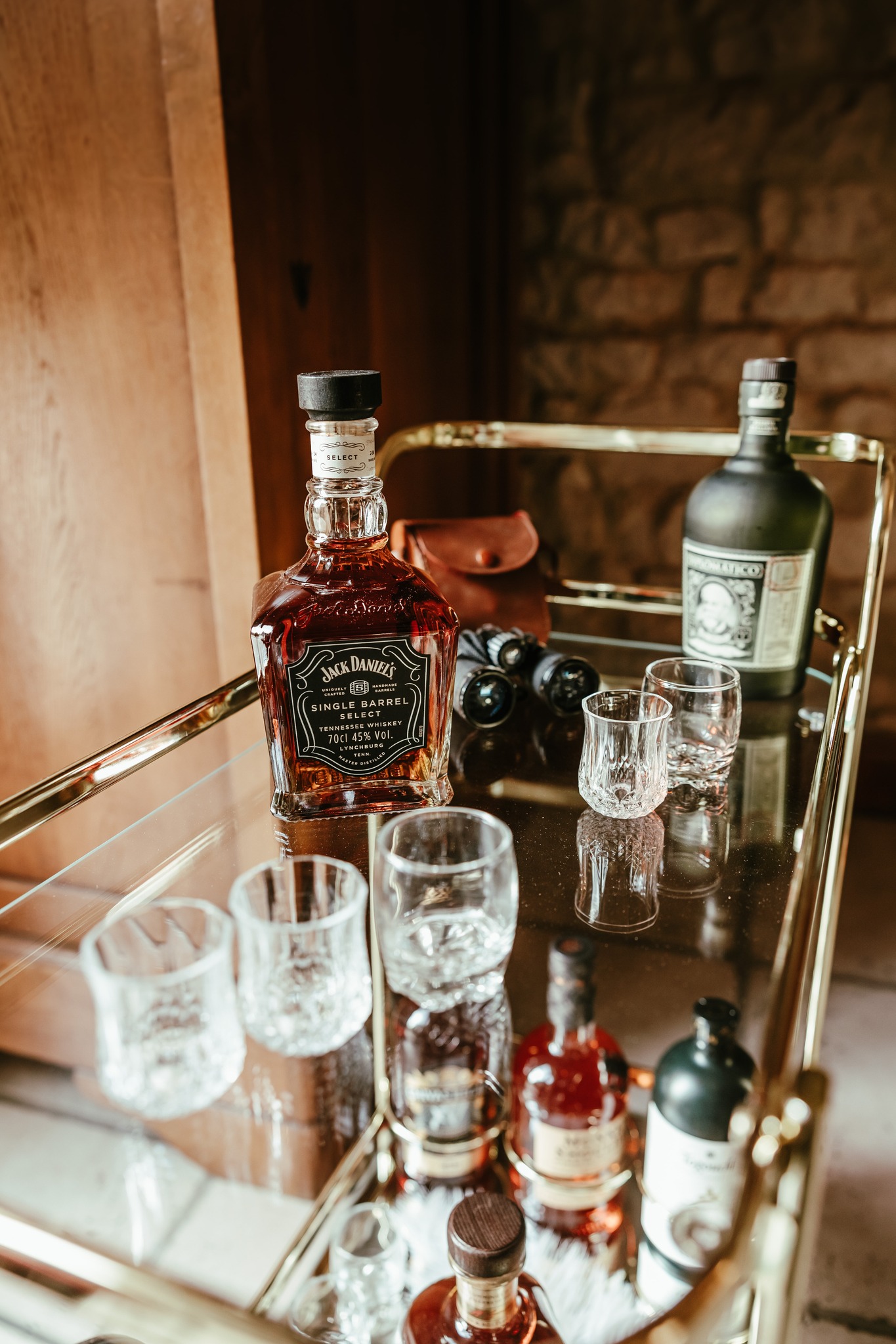 Un bar, de la belle lumière et de bonnes raisons de rester un verre de plus 🥃
Quand l’ambiance fait presque autant d’effet que le whisky.
Presque.
*l'abus d'alcool est dangereux pour la santé, à consommer avec modération.
__
Crédits :
Lieu : @domainedelatour
Photographe : @johannedumon
Décoration : @ombretlumiere
Wedding planner et designer : @mc2monamour_normandie
Mariage Gatsby - mariage Normandie - Location décoration normandie - décoration - location décoration - Normandie - décoration événement - gatsby