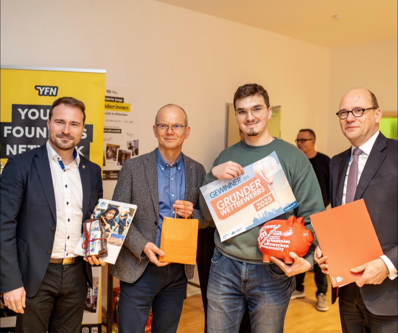 🥇📈💡 Von der Idee zur Umsetzung: Erst prämiert, jetzt eröffnet!
Keine zwei Monate nach dem Gewinn des Gründerwettbewerbs 2025 hat der „YFN Space Freiberg“ gestern seine Türen geöffnet. In der Kesselgasse 1, mitten in der Freiberger Innenstadt, ist ein gemeinnütziger Co-Working- und Community-Space entstanden, der ab sofort kluge Köpfe und junge Gründer willkommen heißt.
Hinter dem Projekt steht der Young Founders Network e. V., ehrenamtlich geführt von Vincent Ulbricht, Student an der TU Bergakademie Freiberg. Der Verein versteht sich als Community für alle unter 25, die Ideen entwickeln und sich selbst verwirklichen wollen.
Getreu dem Motto „Visionen brauchen Raum“ bringt der YFN Space Gründung und Innovation direkt in die Innenstadt schaffen einen offenen Ort zum Arbeiten, Austauschen und Umsetzen. So wird nicht nur jungen Gründern neuer Raum gegeben.
Wir können froh sein, so viele engagierte, kreative Köpfe in unserer Stadt zu haben – denn dank ihnen ist und bleibt nicht nur unsere Innenstadt lebendig.
🙏 Ein großes Dankeschön an alle Partner, die das möglich machen –
dem Gründungsnetzwerk Saxeed, der Sparkasse Mittelsachsen, 599Media , Städtische Wohnungsgesellschaft Freiberg/Sa. Aktiengesellschaft und allen weiteren Unterstützerinnen und Unterstützern.
📸 Moritz Kühn | YFN (1-3)