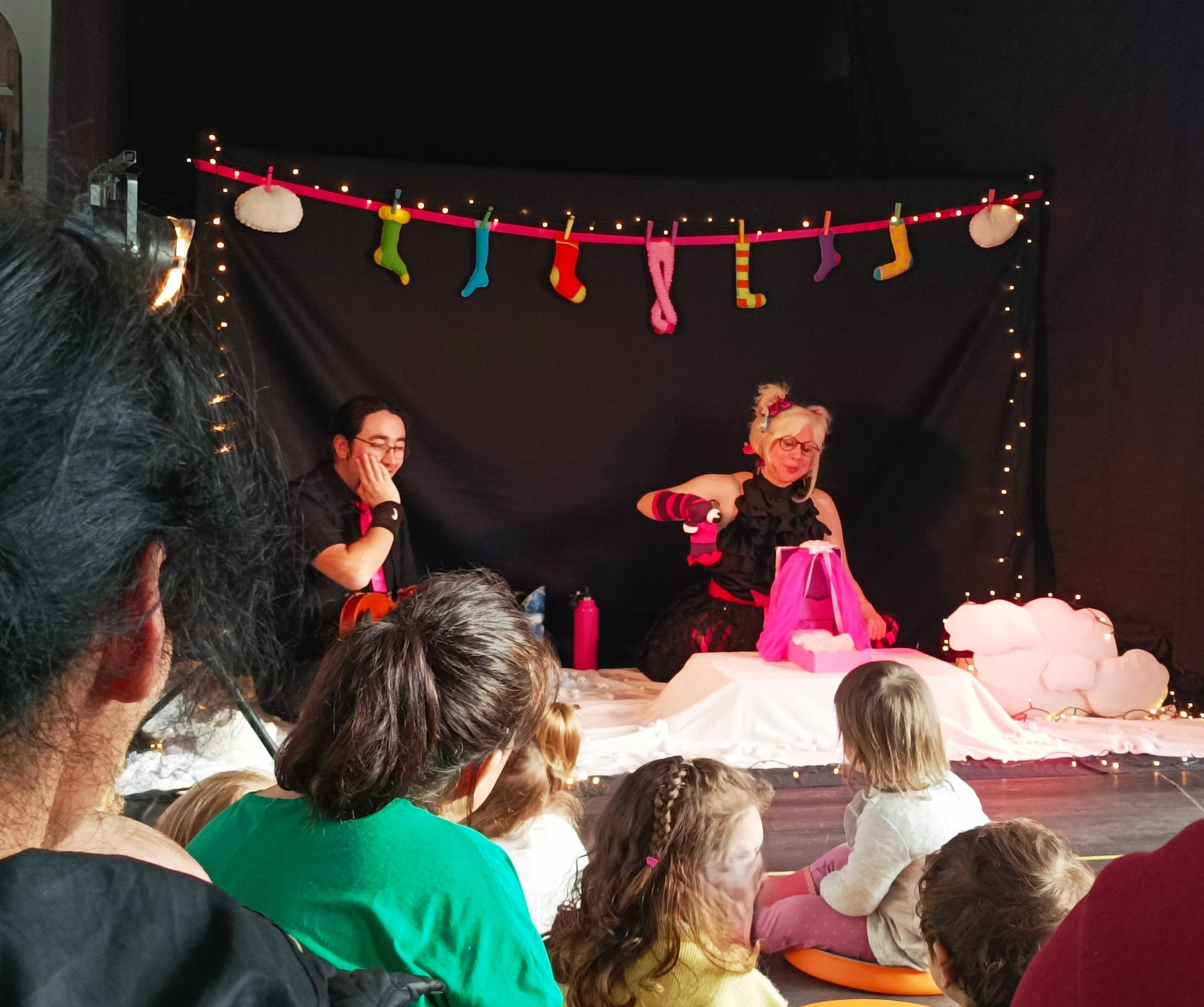 @pipelette_la_chaussette et ses marionnettes reviennent à @vincennesmaville ce samedi 31 janvier avec son spectacle Zille Zaille Zouille ! 🎶
Les enfants vont chanter, rire et s’émerveiller au fil des comptines, des jeux de doigts et des marionnettes. Un moment joyeux et plein de surprises, où la musique accompagne tout un petit monde…
Rendez vous :
📍 Bibliothèque Ouest à 10h → Complet
📍 Bibliothèque Est à 16h30 → réservation sur place ou au 01 43 74 66 43
C’est une beau moment qui vous attend, pour les enfants de 2 à 5 ans, et les parents pour passer un beau moment ✨
#spectacle #marionnettes #pipelettelachaussette #musique #vincennes
