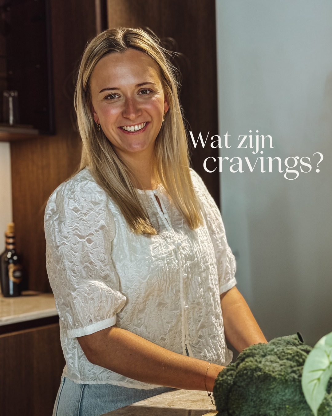 Cravings… ze komen ergens vandaan. Het is niet zomaar “zin in iets lekkers”. Vaak is het je lichaam dat iets van je vraagt. 🤷♀️
Niet per se om een specifiek product, maar om bepaalde stoffen. Denk aan magnesium of calcium, eiwitten en andere bouwstoffen, meer focus en energie, of simpelweg hydratatie en mineralen.
Heb je weer een craving bedenk dan dat er genoeg gezondere varianten zijn die je lichaam wél iets opleveren!