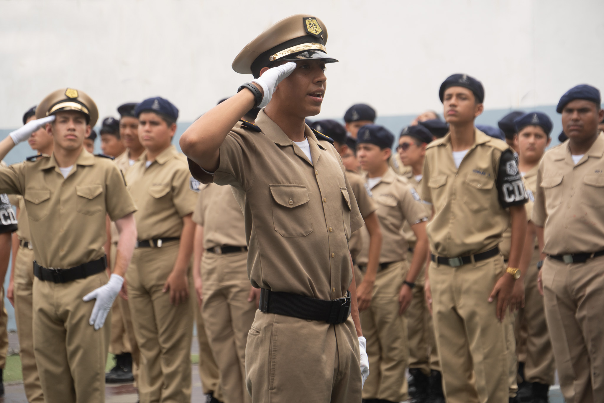 Los Brigadieres de 3.º BGU realizaron la entrega de mando, despidiéndose de una etapa que los formó con disciplina, carácter y liderazgo.
Entre palabras cargadas de significado, lágrimas sinceras y discursos llenos de gratitud, entregaron sus parches, símbolo del compromiso, la responsabilidad y el ejemplo que asumieron durante su formación.
Cada parche cuenta una historia de esfuerzo, sacrificio y crecimiento personal.
No fue solo una despedida, fue el cierre de un ciclo vivido con honor y la apertura de nuevos retos que llevarán consigo todo lo aprendido.
Gracias, brigadieres, por dejar huella y por portar siempre con orgullo los valores que representan. ⚓💙