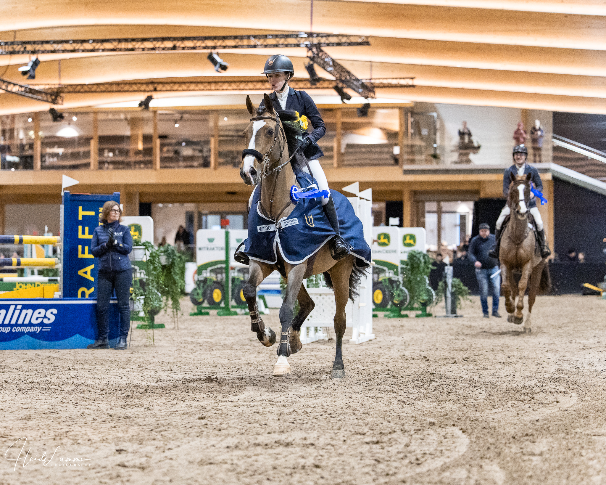 Käsi ylös kenen mielestä oli taas niin siistiä päästä hevostelemaan Aino Areenalla?! Ja niin se viikonloppu hurahti nopeasti 🔥💥 Kiitos @ratsastuskeskusaino & crew kaikista tammikuun tapahtumista!
Kaikki alkuvuoden tapahtumien kuvat löydät täältä: https://www.heidilammi.com/kuvat/2026/
(Ainon sunnuntain luokista puuttuu vielä pari, mutta tulee illan aikana nekin)