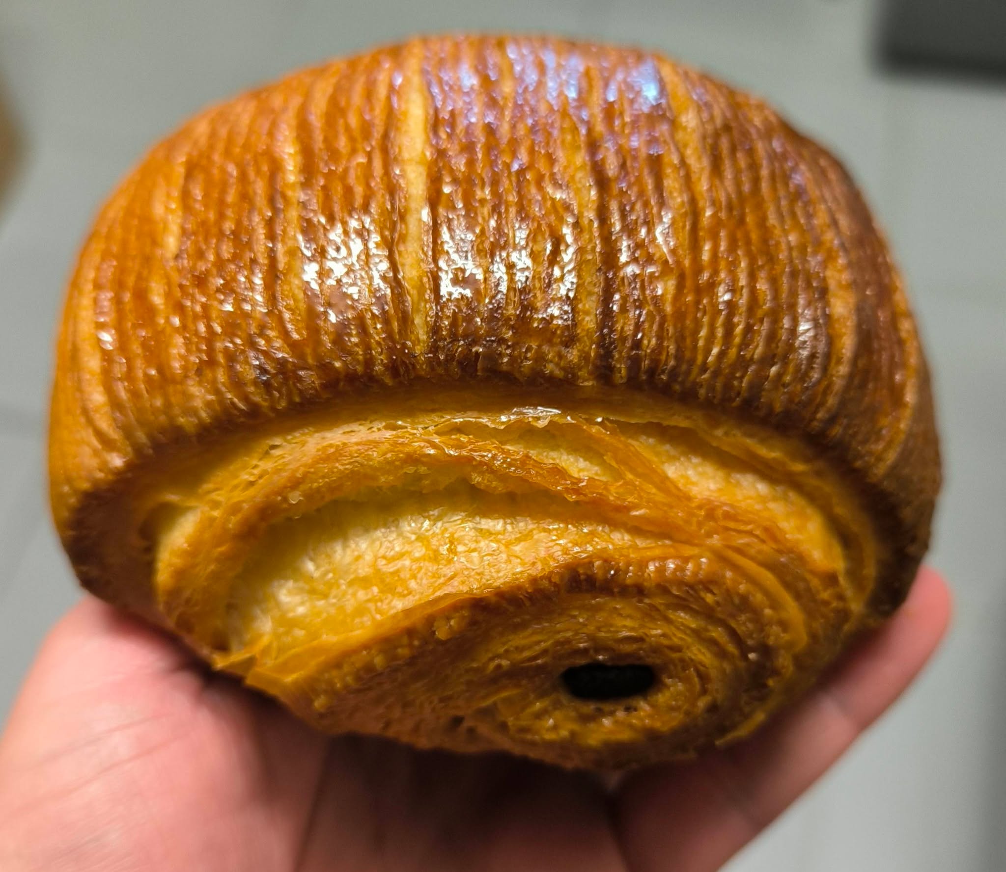 🍫 Pain au chocolat striés du jour 😜... Tout juste sortis du four, tout simples, tout bons.
Si ça vous donne envie, n'hésitez pas à partager ou à suivre Papilines Dieppe pour plus de petites gourmandises maison !
#faitmaison #partager #painsauchocolat #chocolatine #strie #normandie #atelier #receptif #Maury #lescureaop