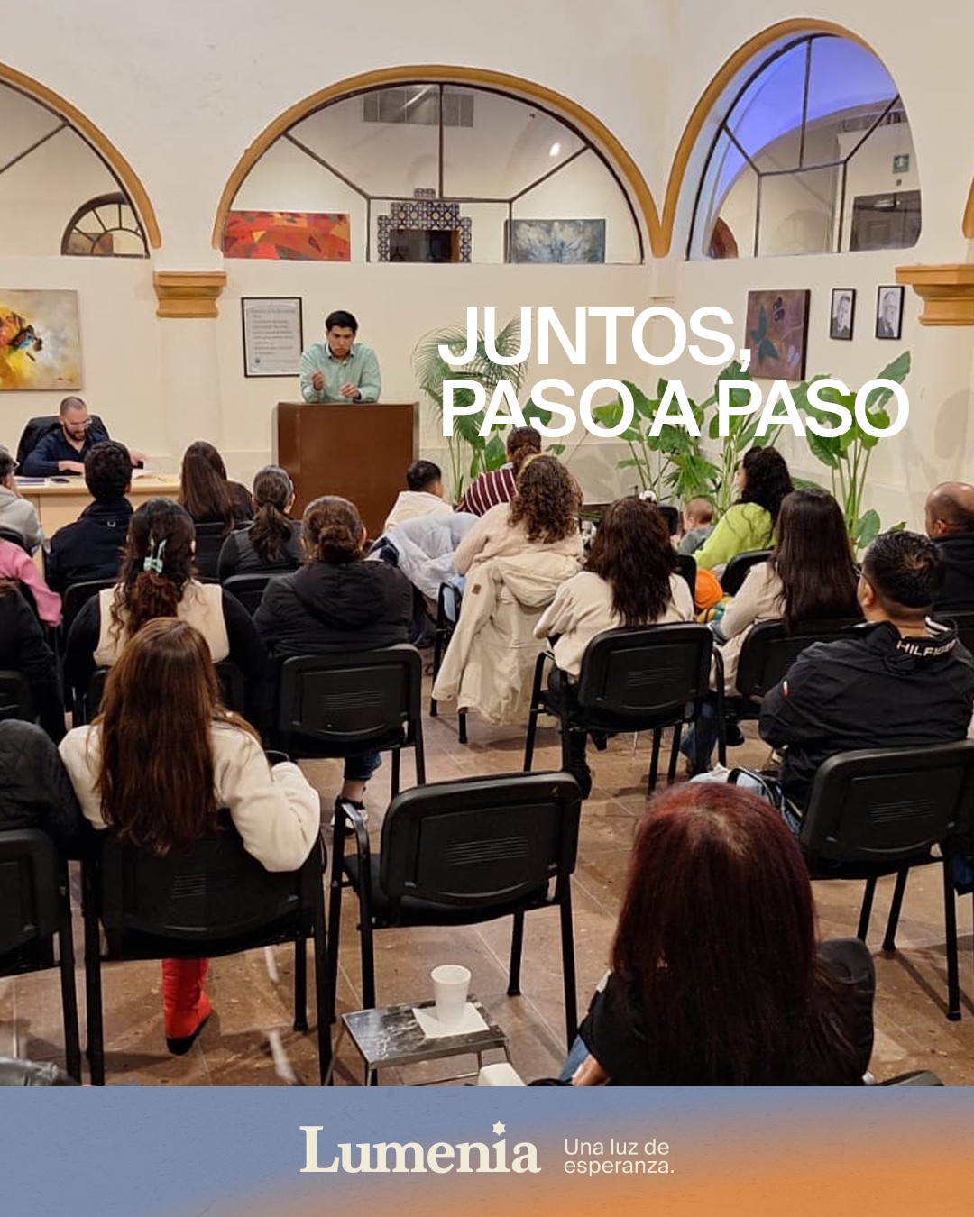 En Lumenia, la familia es parte fundamental del tratamiento. No creemos en el aislamiento, sino en la unión para sanar.
Mantenemos un diálogo abierto y constante con los familiares, donde escuchamos sugerencias y compartimos puntos de vista. Esta colaboración mutua nos permite mejorar cada día y asegurar que el proceso de recuperación sea el adecuado para sus seres queridos.
No estás solo. No están solos.