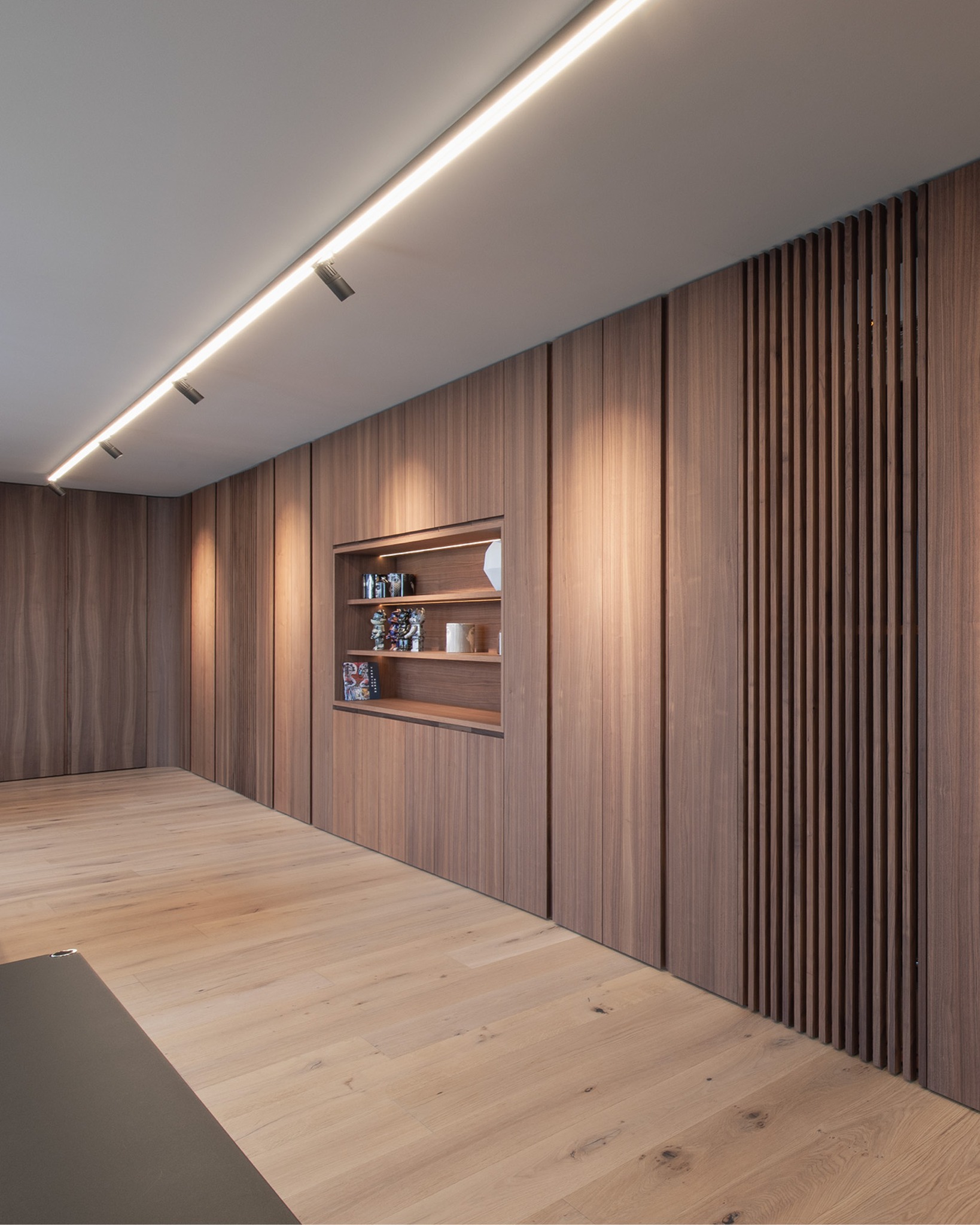 Form. Funktion. Feinstes Handwerk.
Die maßgefertigte Büro-Einbauschrankwand bildet gemeinsam mit der integrierten Wandverkleidung im Garderobenbereich ein harmonisches Gesamtensemble. Veredelt mit Naturholz-Effektlack für eine ursprüngliche Haptik, klare Linien durch eingefräste Griffleisten und perfekt integrierte Pocket-Türen, hinter denen Technik elegant verschwindet.
#officedesign #bueroeinrichtung #nussbaum #wandverkleidung #holzhochzwei