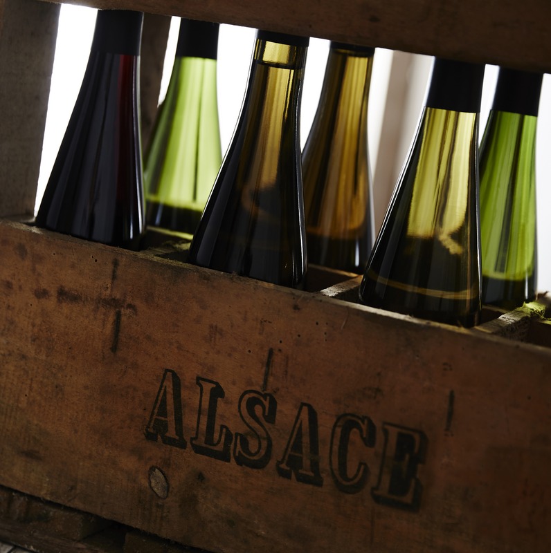 Explorez le charme des bouteilles d'Alsace avec leur format distinctif ! 🍇🍷 Conçu pour conserver toute la fraîcheur et les arômes de nos vins, ce format particulier ajoute une touche de tradition à chaque dégustation. Parfait pour toutes les occasions, des repas en famille aux grandes fêtes ! 🥂✨ #vinsalsace #bouteille #wine #terroir
© ChezElles-ConseilVinsAlsace