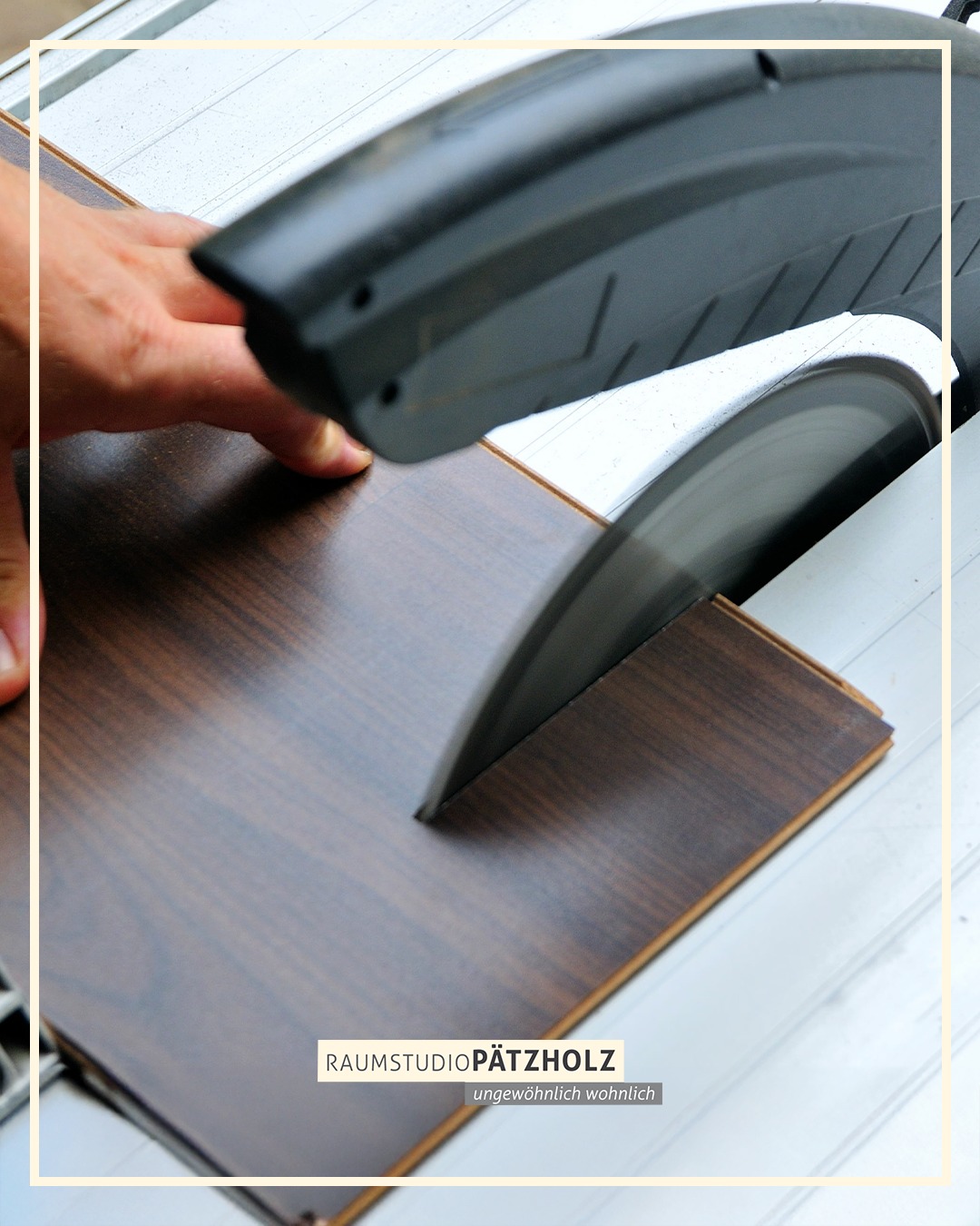 Unser Parkettboden lässt keine Wünsche offen. ✨
Ob klassisch, modern oder natürlich – bei uns finden Sie hochwertige Parkettlösungen, die Design, Qualität und Langlebigkeit perfekt vereinen.
Entdecken Sie Böden, die nicht nur optisch begeistern, sondern sich auch jeden Tag gut anfühlen.
www.raumstudio.com
#raumstudio #raumplanung #raumplaner #raumstudiopätzholz #pätzholz