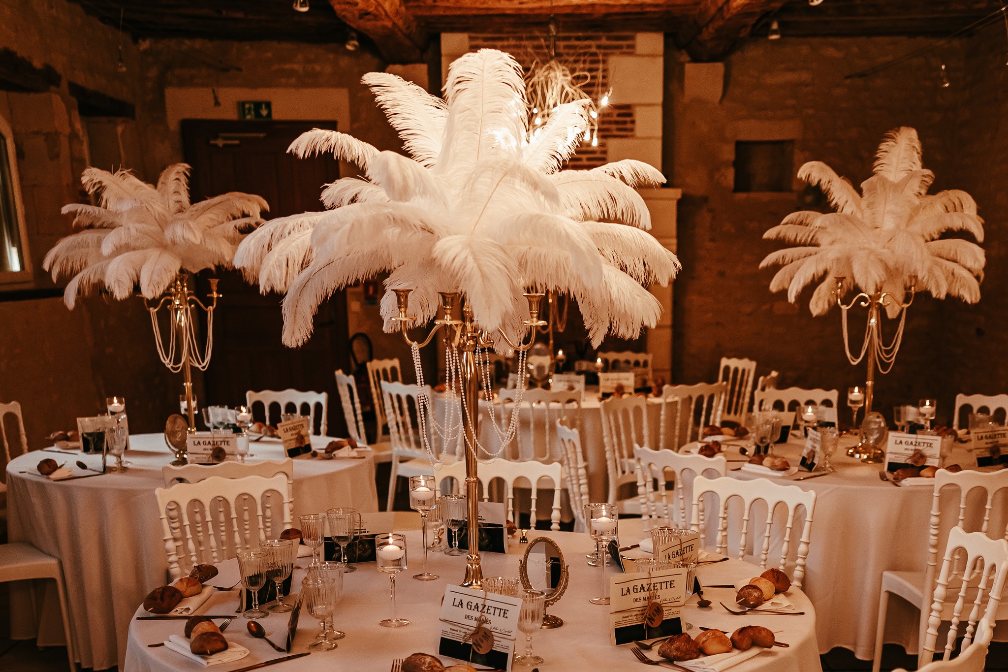 Des plumes, de la lumière et zéro compromis sur le style ✨
Ici, l’ambiance ne chuchote pas… elle fait son entrée.
Team détails qui en jettent 🤍
__
Crédits :
Lieu : @domainedelatour
Traiteur : Arena Traiteur
Photographe : @johannedumon
Gazette des mariés : @plume.et.coquelicot
Décoration : @ombretlumiere
Wedding planner et designer : @mc2monamour_normandie
Location décoration - Normandie - Wedding designer - Plumes - mariage Gatsby - Ombre et lumière