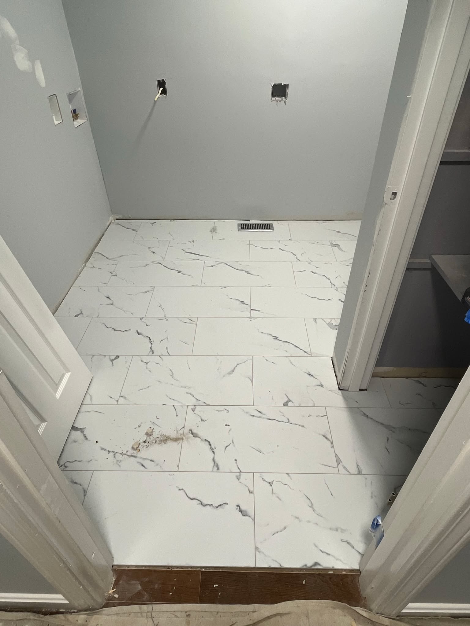 Flooring can completely change how a home feels 👣✨
One of the fastest ways to transform a space is right under your feet — the right flooring makes all the difference.
Whether you’re looking for something warm, durable, modern, or timeless, we offer professional installation for all flooring types, including:
• Hardwood (solid & engineered)
• Luxury Vinyl Plank (LVP/LVT)
• Laminate
• Tile (ceramic & porcelain)
• And more
Each option has its place, and choosing the right one depends on how you live, how much traffic the space gets, and the look you want long-term. We help walk you through those decisions so you don’t end up with something that looks good today but doesn’t hold up tomorrow.
From prep to finish, flooring is one of those details where proper installation matters just as much as the material — and that’s where experience shows.
If new floors are on your list for this year, now’s a great time to start the conversation.
Built right. Finished strong.
#FinishedFriday #FlooringInstallation #NHContractor
#HomeRenovation #HardwoodFloors #LVPFlooring
#TileInstallation #NewHampshireHomes #BuiltToLast