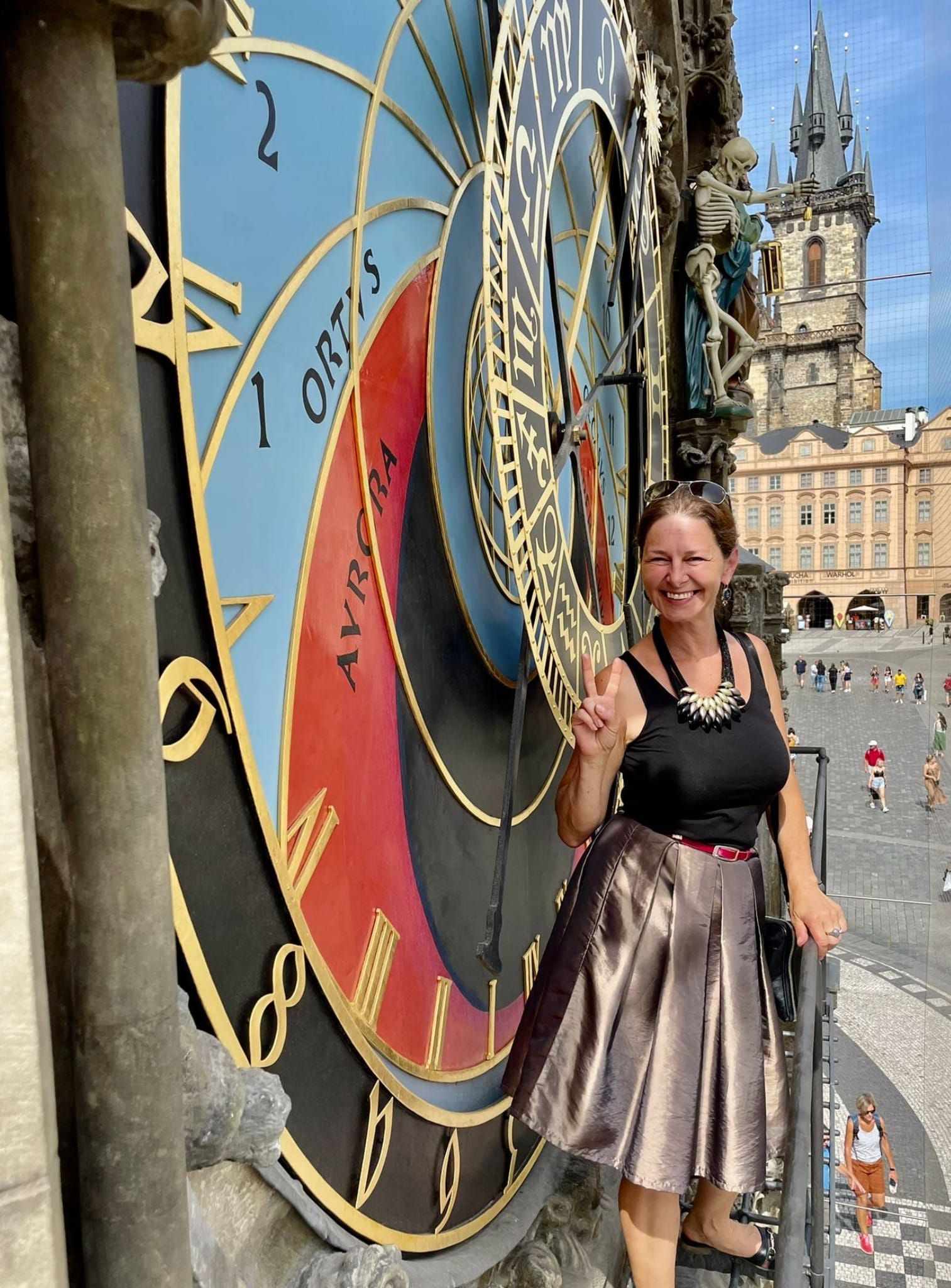 Okamura je člověk, který si dělá zákony tak, aby sloužily jemu! A dělal to již v r.2008.
O politice se bavím jen soukromě. Ale nejsem jako meziválečná žena, názor mám. Proto vám tu něco povím.
Když jedete na výlet, setkáte se s delegáty nebo průvodkyněmi na hradě, nebo po městech. Očekáváte odborný výklad. Zkrátka jste si mysleli, že člověk, který vám něco říká, má nějaké znalosti a zkoušky a podloženo, že vám neříká blbosti. Já jsem průvodkyně po Praze víc jak 30 let. Je to živnost a musela jsem složit různé zkoušky.
Tohle všechno platilo do roku 2008. Od té doby může průvodcovat každý cizinec, co u nás žije a zná jazyk. Bez znalosti naší historie a kultury. Chápete. Dnes běhá po Praze spousta průvodců, kteří tu žijí rok, znají nás tak z vyprávění po hospodách. Naše fakt krásné město reprezentují do světa lidi, co neznají historii, náš jazyk, nic o nás. (Jednotlivci kolegové, co zkouškami dobrovolně prošli i po r.2008 prominou.)
Jak se toto stalo?
V roce 2008 zákon změnil Okamura. Nedokážu to. Ale vím to. Vlastnil CK Miki Travel. Průvodci po Praze v japonském jazyce tenkrát byli fakt drahý. Chtěl to obejít. Chtěl ušetřit a použít mnohem levnějšího nějakého člověka, co mluví japonsky. Vždyť Japonec nepozná, co jim vykládá.
Takže si to zkusil. A teď má moc ve svých rukách. Volili ho zřejmě lidi, který nevystačili hlavu z český 🍑. Já ne. Nikdy. Je to bezpáteřní demagog bez úcty k zemi, kde žijeme. Tak abyste věděli, kdo to je. Kdybyste si mysleli, že to s námi myslí dobře, tak za tím hledejte prachy.