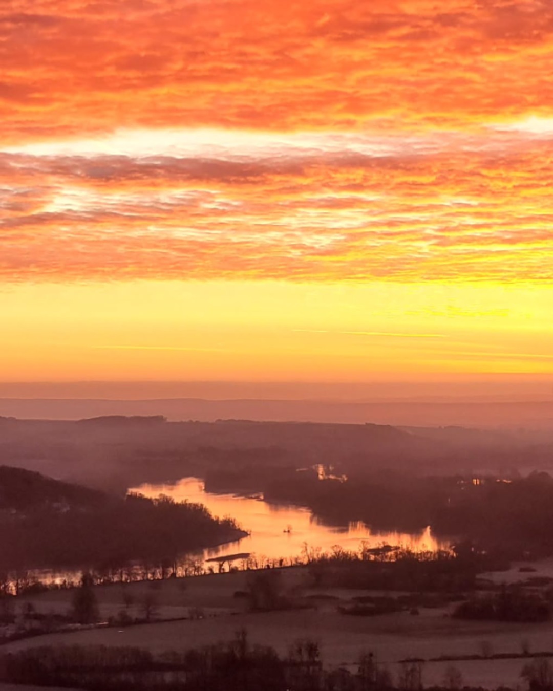 Le monde appartient à ceux qui se lèvent tôt... surtout en bord de Loire 🌅
Merci @instantsdevieetdailleurs pour cette superbe photo ! 📷
#Loireenvie #sunrise #Sancerre #Loire