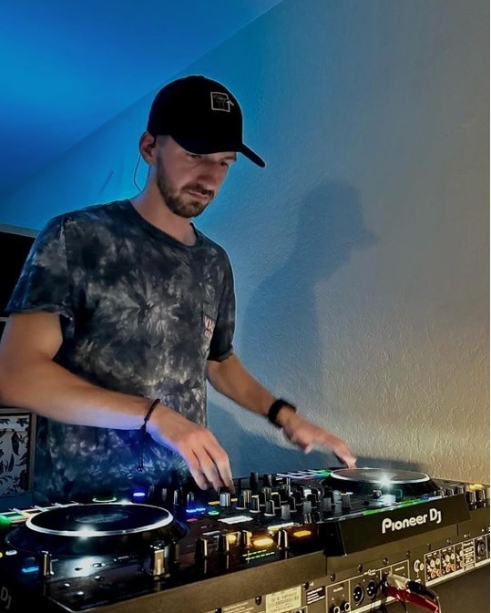 Franck Vellah sera au Carré Coast ce jeudi 29 janvier dès minuit ! 🎧
C’est le DJ qui sait faire monter l’ambiance, faire danser tout le monde et surtout vous faire profiter 🔥
📍Carré Coast à Biarritz
Alors si vous avez envie de danser jusqu’au bout de la nuit… vous savez où aller 🕺
#DJ #carrécoast #biarritz #fete #musique