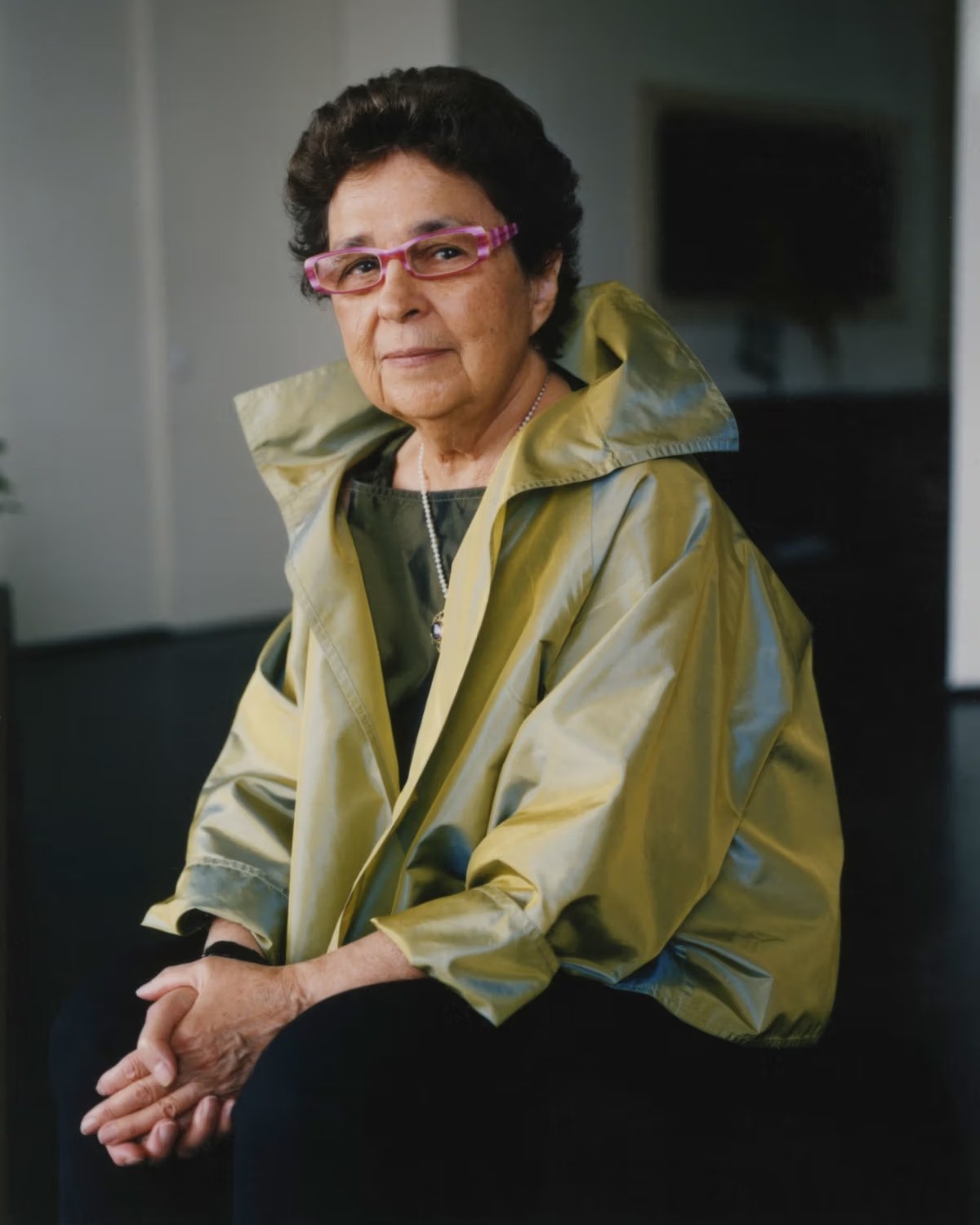 Marian Goodman passed away on January 22 at the age of 97. Her career spanned over more than six decades: she opened her first gallery in 1977. In the early 1980s, as New York was discovering Neo-Expressionism, she introduced Conceptualism and Abstraction (with artists such as Joseph Beuys and Gerhard Richter) to the United States. She was a major figure in the contemporary art market. In 2023, we wrote an article about her apartment.
She lived in a New York penthouse overlooking Central Park, with a minimalist style. She combined antiques (pre-Columbian art or Tang dynasty ceramics), contemporary art (Robert Rauschenberg, Franz Kline) and furniture of various styles and periods—rustic elements alongside iconic design pieces. The highlight of her personal collection was probably the works of Gerhard Richter, whom she represented with her gallery for 37 years.
For example, the gallery owner possessed a vanity from the photorealistic figurations series (started in 1962 as a response to American pop art), dating from 1982, the year Gerhard Richter gained international recognition by taking part in Documenta 7. Depicting an extremely realistic candle (wrapped in a vaporous effect) whose fragile flame is consuming itself, this memento mori reflects the ephemeral nature of life.
Several Abstraktes Bild, a series of abstract works considered to be the high point of his career, flourished in the gallerist’s penthouse. In this series, Gerhard Richter spontaneously applies multiple stripes and spots of different colours to a canvas. These touches of colour are then stretched and pulled apart to the edges of the painting using a spatula—the artist's key tool, in an unprecedented fashion in the history of art. The spatula allows the addition and subtraction of material: the final result is a magma of colours compressed onto the surface of the canvas. A dozen of the artist's works were part of Marian Goodman’s collection, illustrating Gerhard Richter’s stylistic quest over the years, from icy figuration to pure abstraction.
Photos by Jean-François Jaussaud for Tiqui Atençio Demirdjian’s For Art’s Sake
#mariangoodman #contemporaryart #gerhardrichter