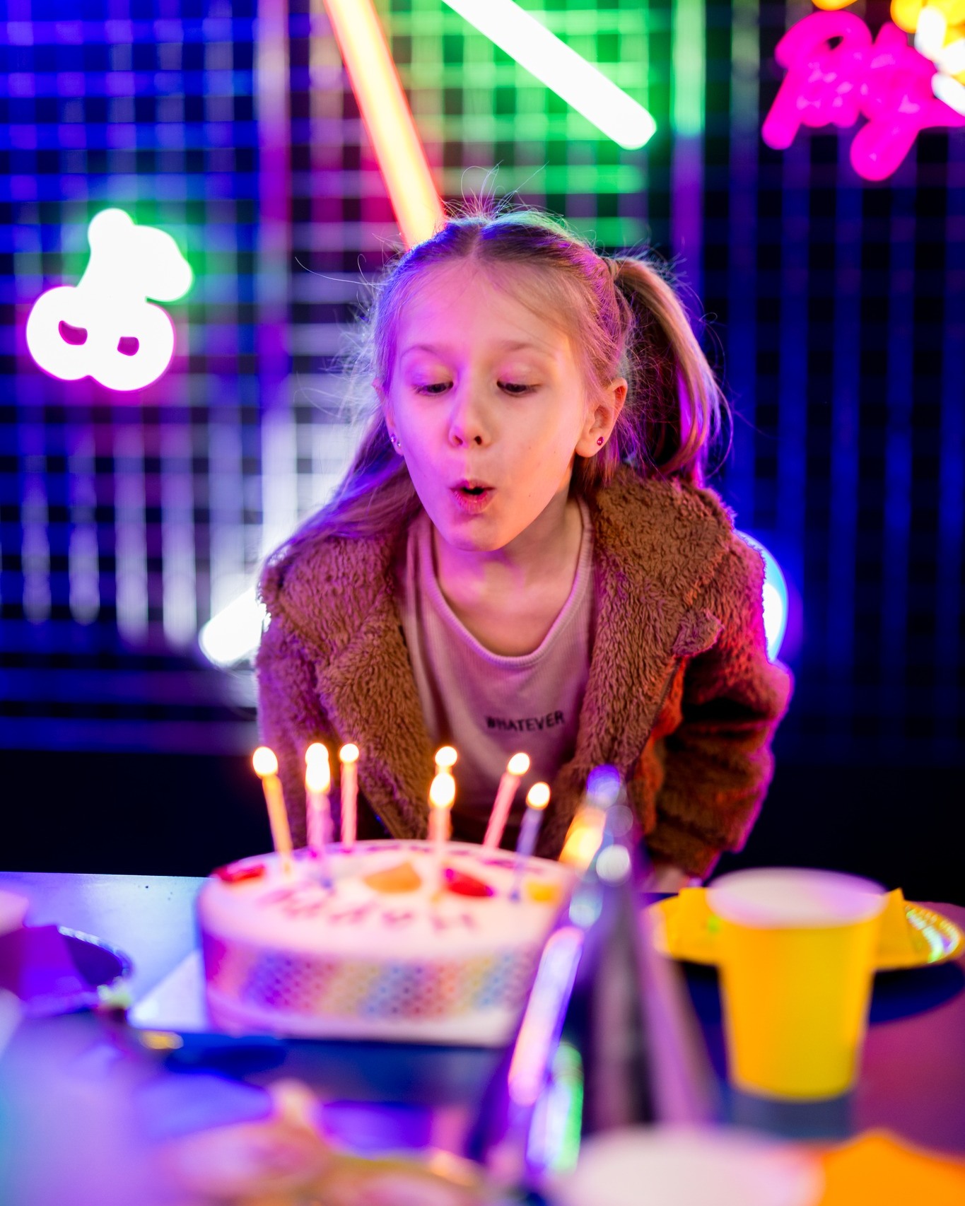 Level up your next birthday celebration! 🎮✨
Make your gamer's big day unforgettable with our Party Package, just £17.50 per person!
What's Included:
🎮 90 minutes of gaming
🍕 30 minutes after-game time in our themed party room. Bring your own food or order in!
⭐️ Dedicated party host
🧑🧑🧒 2 complimentary supervising adult tickets for children's parties
🥤Unlimited squash & water to keep the energy up
🏆 A competition with an award ceremony! Medals for 1st, 2nd and 3rd place
🎁 Return tickets for 1st place winner and the birthday child!
✉️ Digital or physical invitations included
The Details:
🎟️ £17.50 per person, minimum of 10 required
👤 Additional parents (or siblings!) can join by purchasing tickets or watch from The Hub free of charge.
🍴 Don't forget to pack your plates, napkins, and cutlery! We provide cups and jugs!
Spaces fill up fast! Don’t miss out on the high-score birthday of the year. 🥇
www.highscorearcades.co.uk/parties