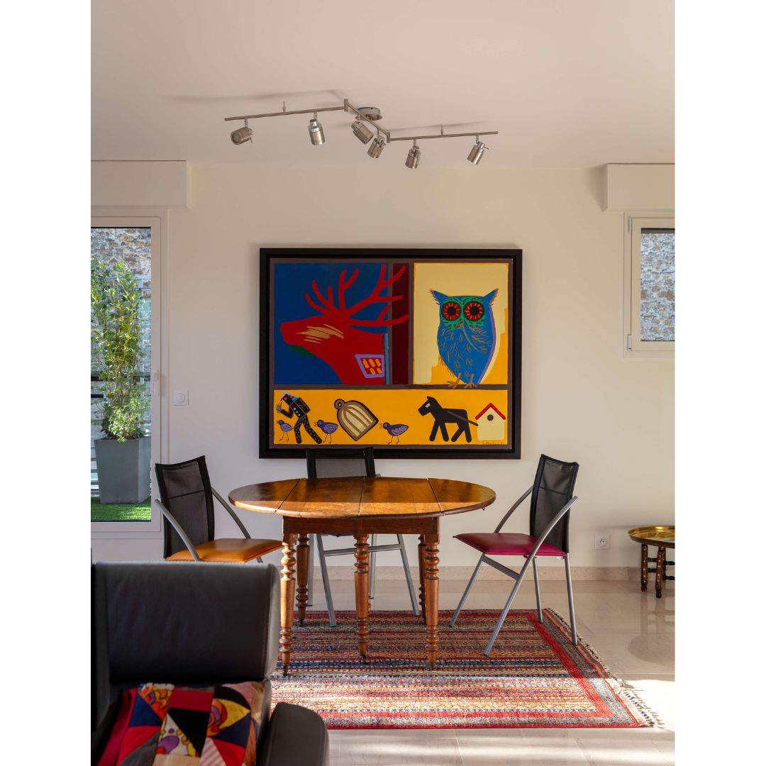 Composer le salon autour des œuvres, avec rythme et sensibilité.
L’aménagement du salon a commencé par la bibliothèque… et par les tableaux.
Il y en avait beaucoup, et mes clients attendaient surtout des conseils sur leur positionnement.
Nous avons travaillé comme pour une composition :
– respecter les œuvres
– créer des respirations
– jouer avec les hauteurs, les alignements et des rythmes volontairement variés
L’objectif n’était pas de tout montrer, mais de mettre en valeur chaque pièce, sans saturation visuelle.
Un travail de composition, où chaque œuvre trouve sa place sans voler la vedette aux autres.
La salle à manger a ensuite trouvé naturellement sa place du côté de la cuisine, dans la continuité des usages.
Photos du projet collection privée par @philippecharlotphotographe
#o2bdesigninterieur #architectedinterieur #architecteinterieurparis #rénovation #salon #art