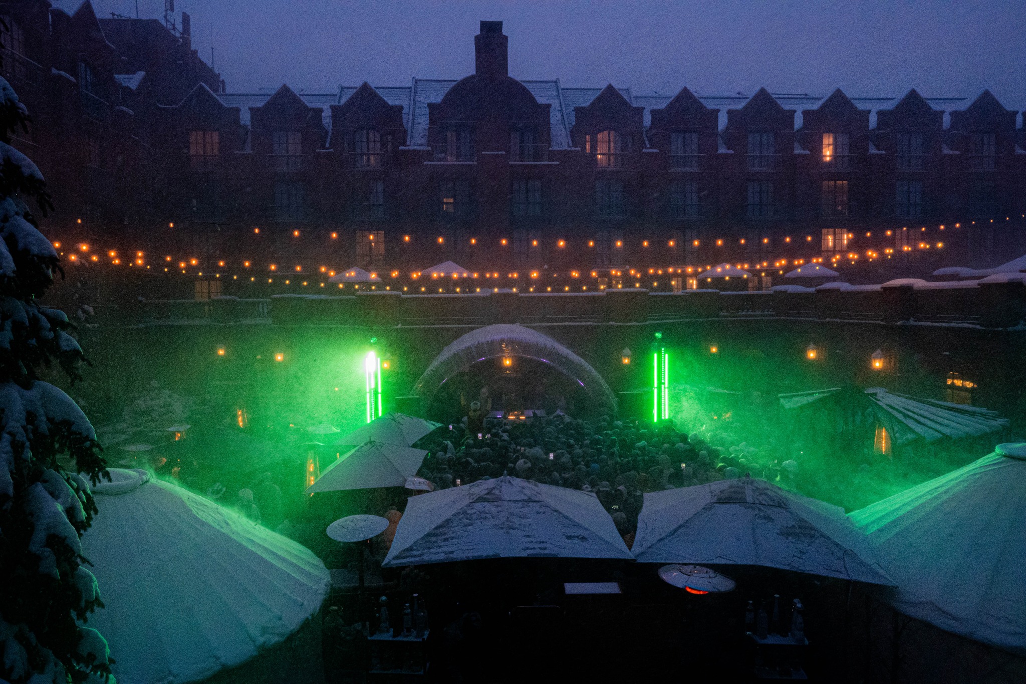 The wind tried to throw us off, but the bass hit harder!
@alesso rocked Aspen through a full blizzard, and the party didn’t skip a beat when the winds kicked in! We powered through to ensure every beat and every beam were heard and seen throughout the whole performance!
Winter Wonderland at its finest. 🙂↕️❄️🏂
💡: @emmet_hoodgarcelon @the_mr.cox
🎤: @kevinw_win
📸: @jayscreations.42
#XgamesWeekend #Aspen #AspenEvents #AlessoAspen #DJAlesso #LiveEventProduction #EventProduction #EventTech #AVProduction #EventProfs #EventDesign #EventExecution #EventExperts #AspenLife #AspenLuxury #StRegisAspen #SnowLodgeAspen #WinterInAspen #MountainEvents #WinterWonderland
