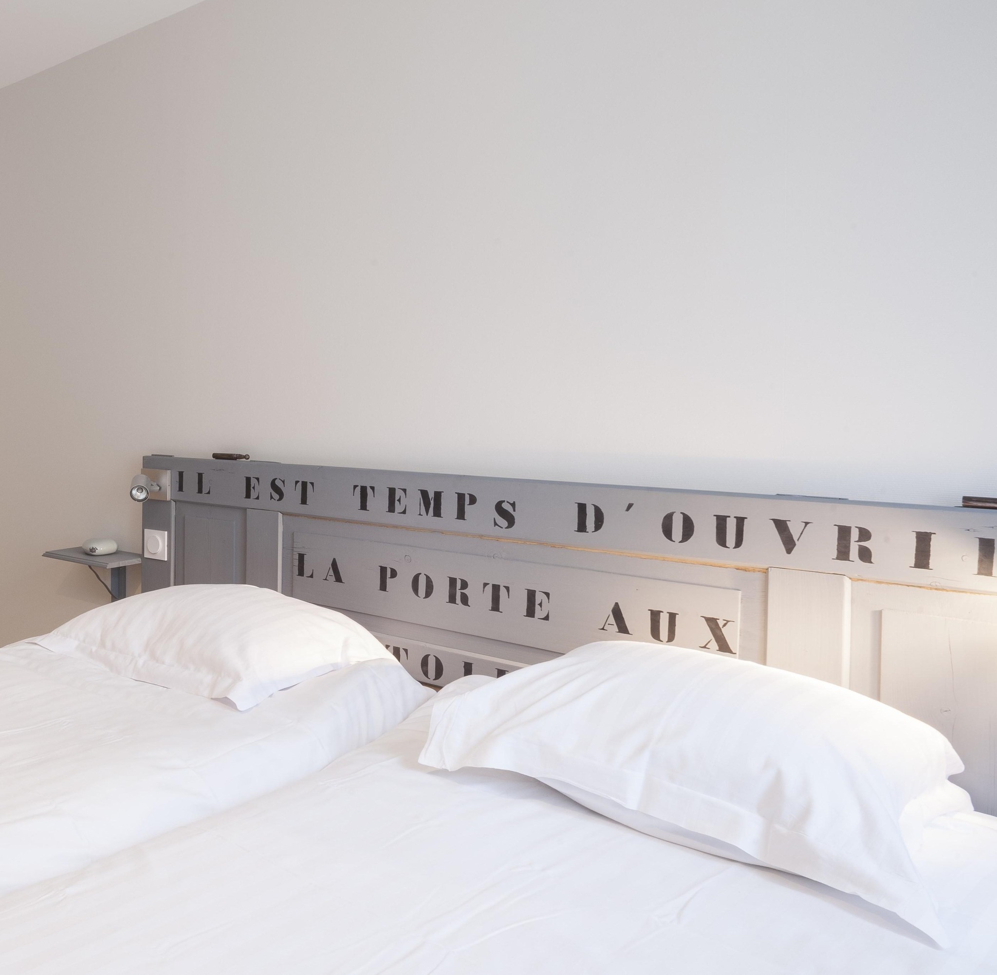 Rien de mieux qu'un lit confortable pour se remettre des longues journées de visite dans notre gîte pour 3 personnes, Alice ! 🛏️😴 Après avoir exploré tous les trésors de la région, profitez d'une nuit de repos bien méritée ! #gites #repos #vacances #visite