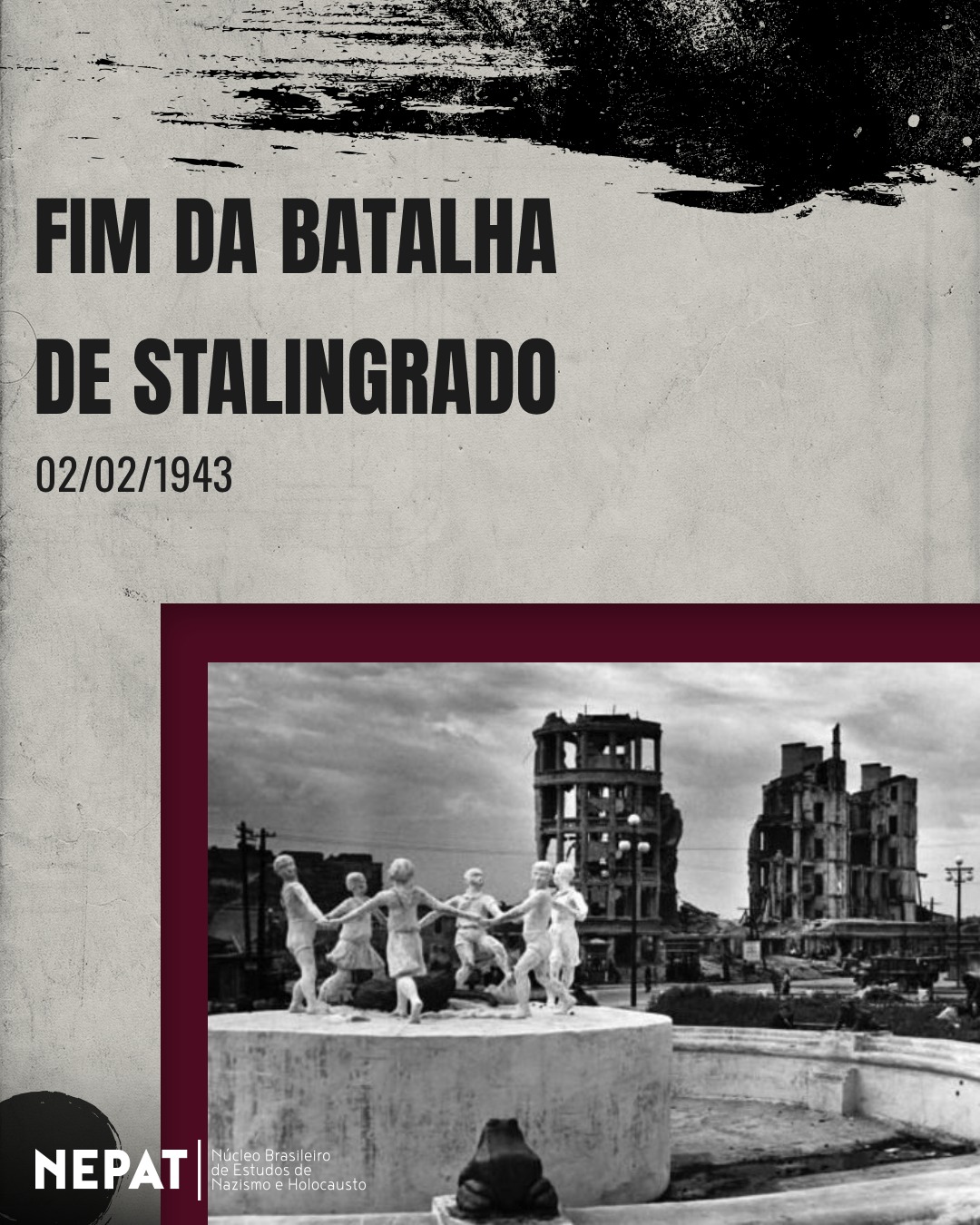📅 Em 2 de fevereiro de 1943, chegou ao fim um dos conflitos mais sangrentos e decisivos da Segunda Guerra Mundial: a Batalha de Stalingrado. Travada entre a Wehrmacht (exército da Alemanha Nazista) e as tropas da União Soviética, esta batalha épica, que ocorreu entre 17 de julho de 1942 e 2 de fevereiro de 1943, redefiniu o rumo da guerra.
Stalingrado é vista como um importante ponto de virada na frente oriental. A princípio, o avanço nazista parecia promissor, mas as tropas alemãs, já desgastadas e enfrentando um inverno terrível, encontraram uma feroz resistência soviética, que utilizou minas e atiradores de elite nos escombros da cidade.
Mesmo diante das dificuldades enfrentadas pela Wehrmacht, Hitler recusou-se a atender aos pedidos de retirada feitos por Friedrich von Paulus, comandante da operação. Contudo, em janeiro, os soldados alemães padeciam de fome, frio e doenças, e os incessantes bombardeios soviéticos forçaram a rendição.
A rendição final em 2 fevereiro de 1943 marcou o limite da expansão alemã no território soviético e o início de sua retirada. Mais do que uma derrota militar, Stalingrado foi um revés simbólico. Como aponta o historiador Richard Evans, "A crença inicial da Europa de que não havia alternativa ao domínio alemão começava a desaparecer." A derrota surgiu como uma esperança para os Aliados e como razão de enorme insatisfação para os alemães.
Mais de 200 mil alemães foram mortos, cerca de 1 ⁄ 4 de suas forças militares, e a postura de Hitler passou a ser alvo de críticas. Apesar dos esforços propagandísticos para levantar os ânimos na Alemanha, havia uma convicção generalizada de que Stalingrado havia sido "o começo do fim".
📚 Referências bibliográficas:
“O Terceiro Reich em Guerra”, de Richard J. Evans.
“Apoiando Hitler”, de Robert Gellately.
“Não nos calaremos, somos a sua consciência pesada; a Rosa Branca não os deixará em paz”: A Rosa Branca e sua resistência ao nazismo (1942 - 1943), de Maria Visconti.