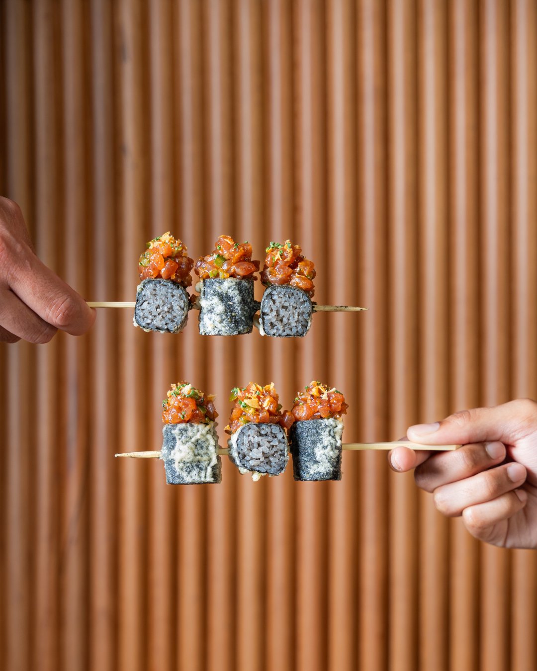 If youโre at Dar Waslโฆ you already know the move. ๐
Get the Spicy Tuna Maki โ deep-fried nori, kurogoma rice, topped with spicy tuna mix.