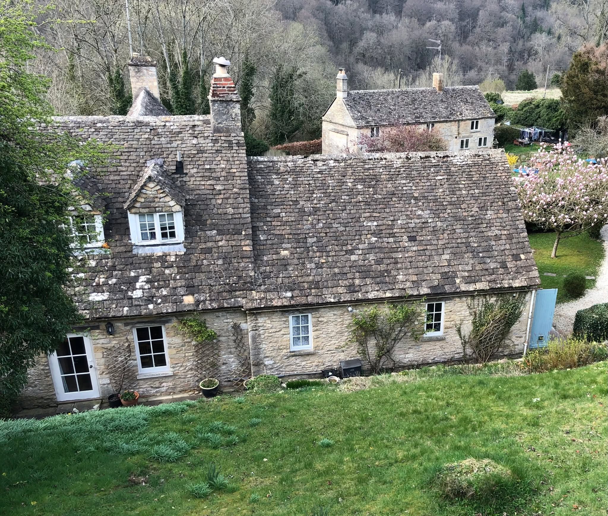 Houses in the #Cotswolds blend in with their surroundings, adding to the beauty. This is partly because they are made from local stone, which has simply been moved up a bit! This scene is in #Sapperton.#your_cotswolds
#offbeatcotswolds #bluebadgeguide #bluebadgeguides
#britainsbestguides #thecotswolds
#inthecotswolds #cotswoldcountry #Cotswolds_Culture #lovethecotswolds
#discoverthecotswolds #visitthecotswolds #discovercotswolds #cotswoldslife #cotswoldlife
#your_cotswolds
#cotswoldvillage #visitengland #englishvillage
#englishcountryside
#explore_britain_ #traveling_uk
#photosofengland #instabritain #europetravel