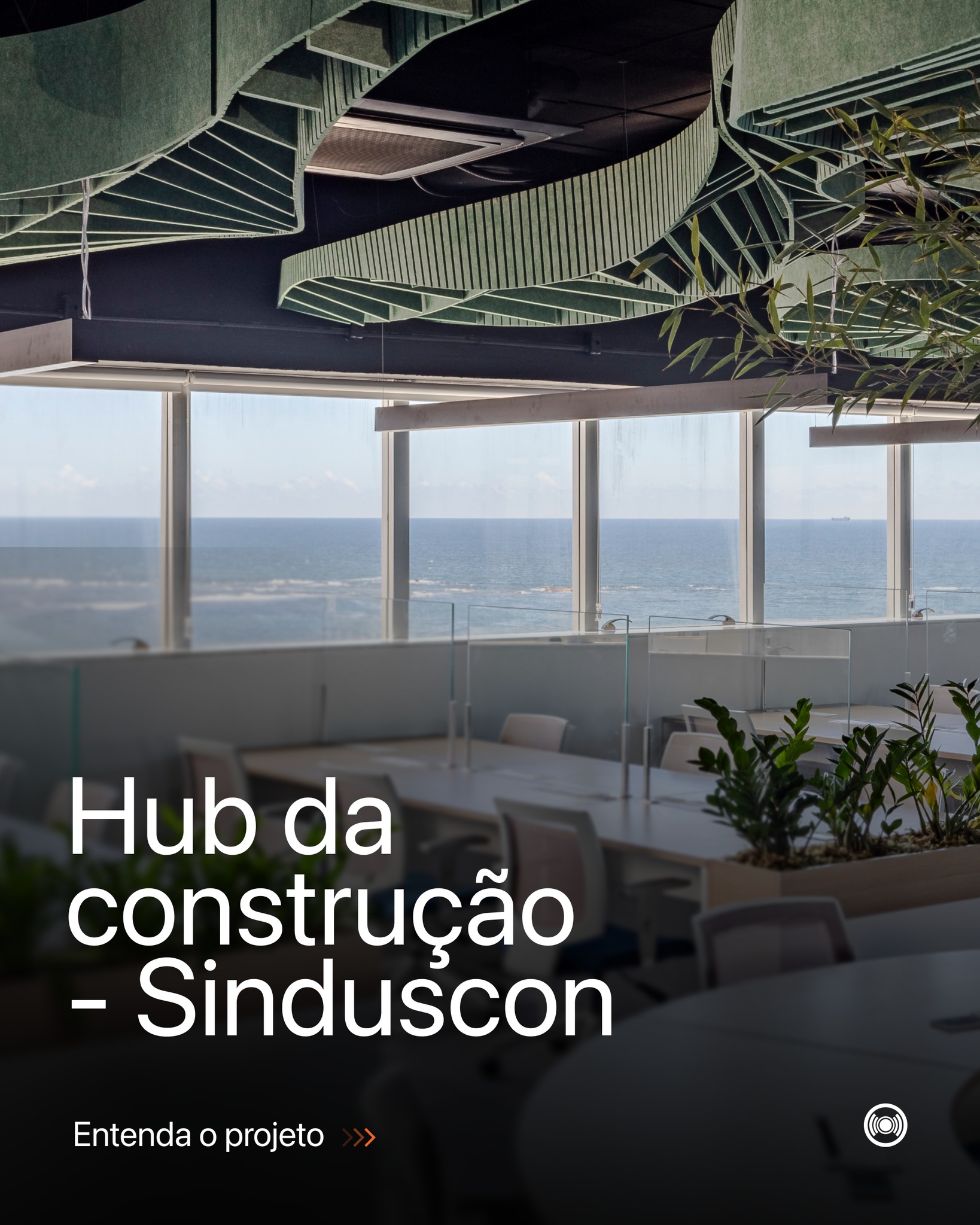 Para projetar um ambiente corporativo e de convivência, é necessário compreender como as pessoas se comportam, interagem e permanecem. Assim como definir claramente quais os objetivos de cada espaço, pois o projeto de interiores é capaz de moldar como as pessoas se comportam. No Hub da Construção do Sinduscon/BA (@sinduscon_ba) , a arquitetura, a biofilia, os confortos acústico, lumínico e o desempenho foram considerados de maneira integrada desde o começo, resultando em um espaço funcional, produtivo, inovador e preparado para receber encontros, diálogos e interações constantes.
Com base nos fundamentos da neuroarquitetura, cada solução técnica auxilia na percepção de conforto, foco e bem-estar. A redução da reverberação, o equilíbrio entre a luz natural e a artificial, a ergonomia, a qualidade ambiental como um todo fruto das escolhas projetuais conscientes contribuem para reduzir estímulos excessivos e o stress no trabalho, pois o espaço apoia as conexões humanas e o desenvolvimento coletivo.
Arquitetura: @santoprojetoarq
Materiais: @trisoftoficial