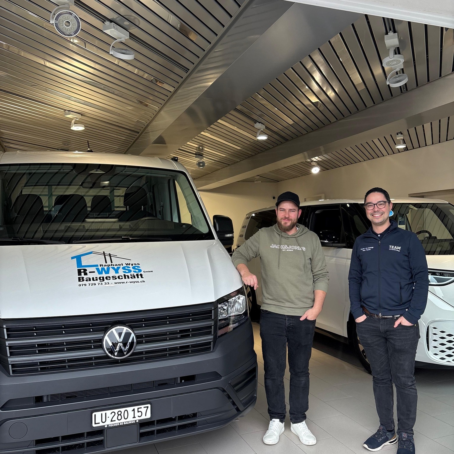 🚚✨ Fahrzeugübergabe im Seetal
Heute durfte Reto Fischer einen neuen VW Crafter Chassis mit Doppelkabine Champion und einem hochwertigen 3‑Seiten‑Kipperaufbau von Sutter AG Lungern an die R‑Wyss GmbH übergeben.
Ein zuverlässiger Partner für den täglichen Einsatz 💪
Dieser Crafter überzeugt mit Robustheit, Komfort und praktischer Nutzlast – ideal für anspruchsvolle Baustellen und Projekte in der Region.
Wir bedanken uns herzlich für das Vertrauen in die Fischer AG Baldegg 🤝
Weil echte Beziehungen auf Qualität bauen
👉 Möchten auch Sie Ihr nächstes Nutzfahrzeug auf Ihre Bedürfnisse abstimmen
Unser Verkaufsteam freut sich auf Ihre Kontaktaufnahme unter 041 914 10 40 oder via www.fischerag.ch
#vwnutzfahrzeuge #fischeragbaldegg