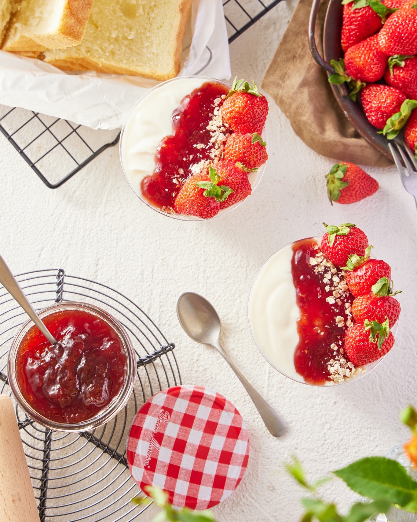 Let the morning light in and let the energy flow 🍓 Fresh yoghurt topped with the vibrant sweetness of Strawberry Preserves. Start your good day with a spoonful of natural brightness ☀️
讓能量隨晨光灑落而流動 🍓 在新鮮乳酪上淋上清新鮮甜的士多啤梨果醬。讓美好的一天從一勺自然的光彩開始 ☀️
#BonneMaman #StrawberryPreserves #DeliciousMoment #Deliciousness