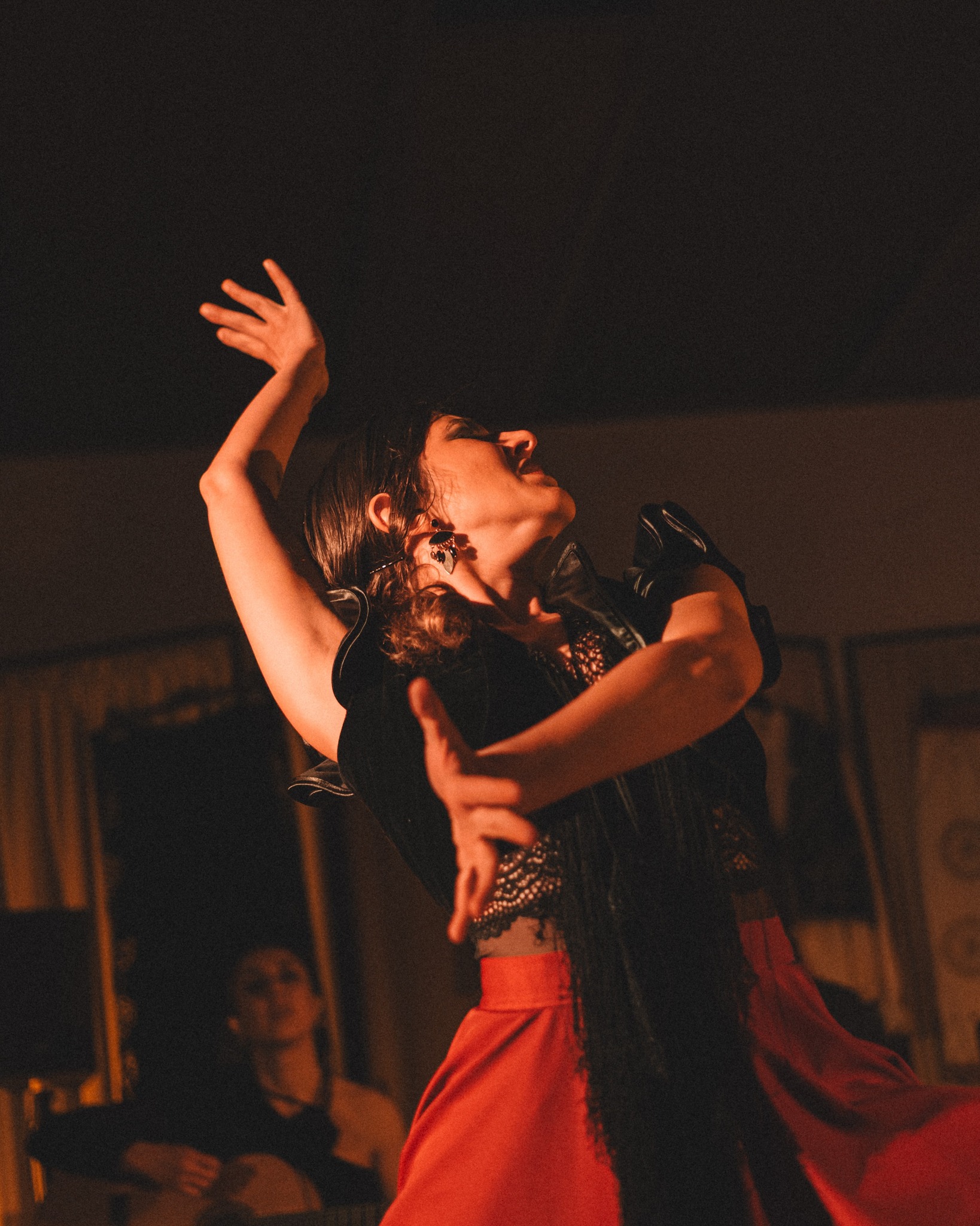 🪭 Drupa Tablao sta per tornare🪭
Palmas, tacones, chitarre che cantano e tinto de verano da sorseggiare lentamente.
Venerdì 16 maggio 2025 · ore 21
📍 Drupa Centre
Stiamo preparando una nuova notte dedicata al baile e al cante flamenco, con ospitə che arrivano da lontano. Chi salirà sul tablao quest’anno?
Lo scoprirete molto presto🔥
¡Hasta pronto, Drupies!
🪭 Segnate la data.
🍷 Info e prenotazioni → link in bio (a breve)
#drupacentre #tabalo #flamenco